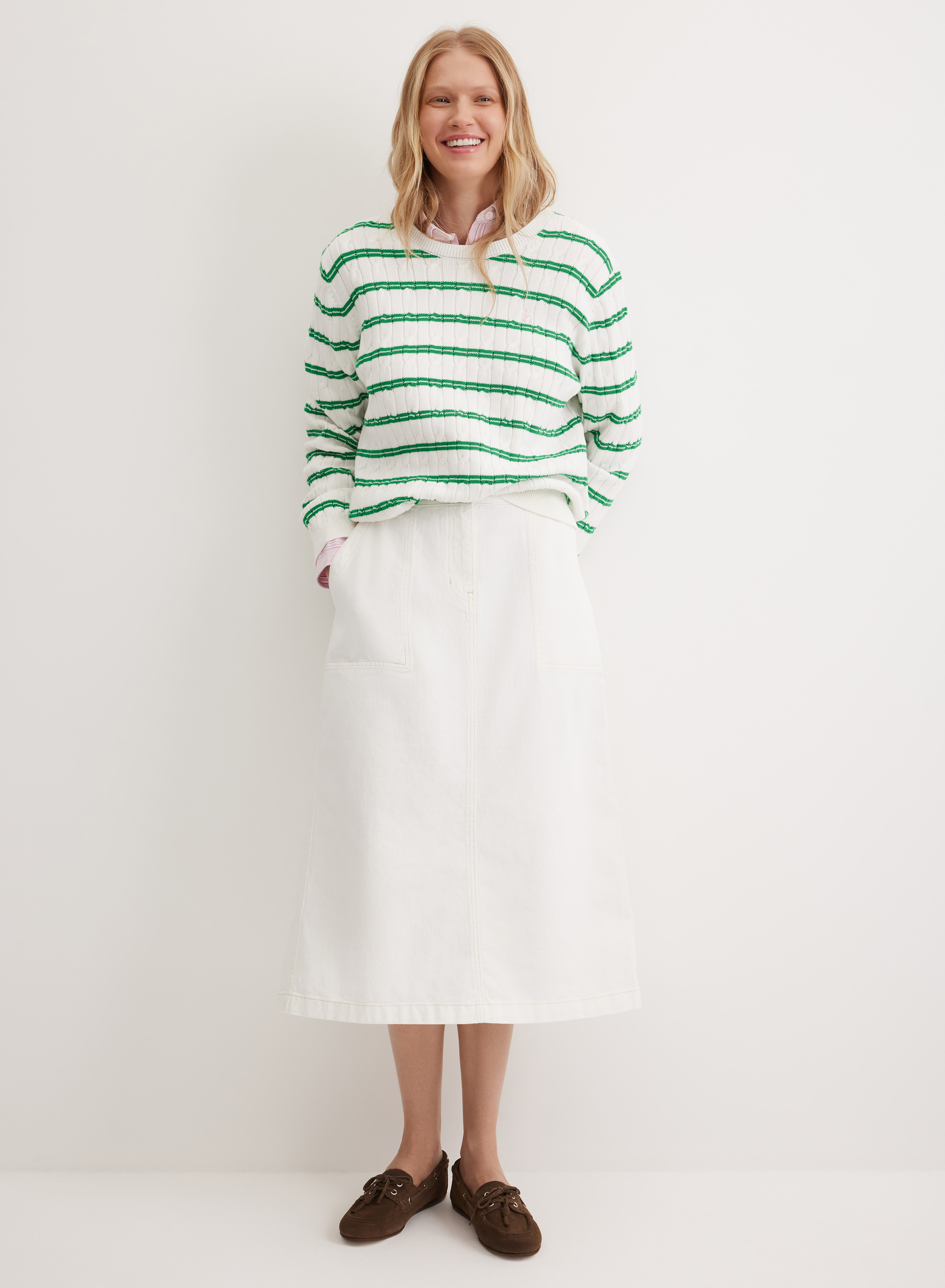 Джемпер приталенного кроя с круглой горловиной и контрастными полосами - основное изображение товара