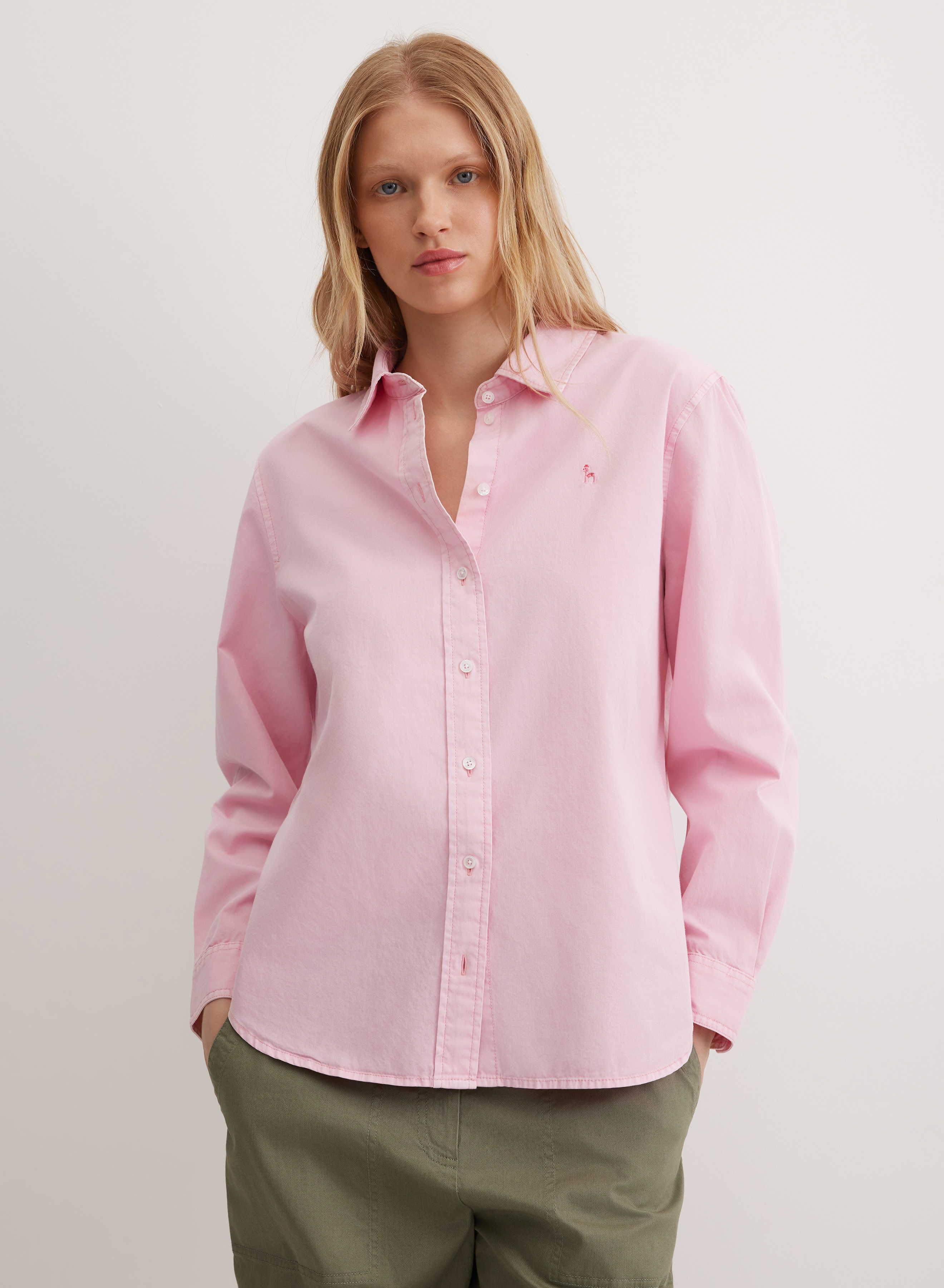 Однотонная хлопковая рубашка с контрастным логотипом бренда  - основное изображение товара