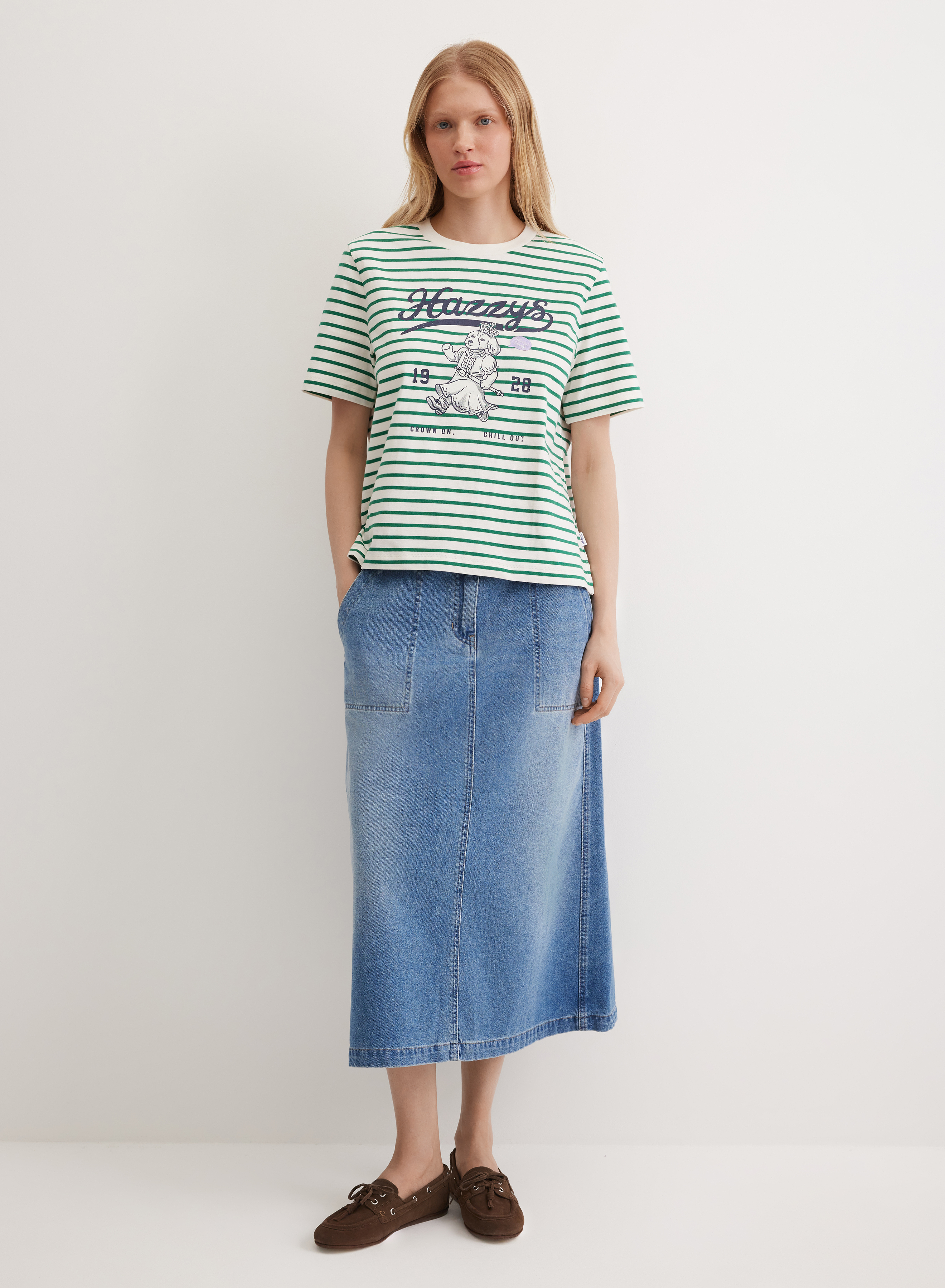 Приталенная хлопковая футболка в полоску с фирменным принтом - основное изображение товара