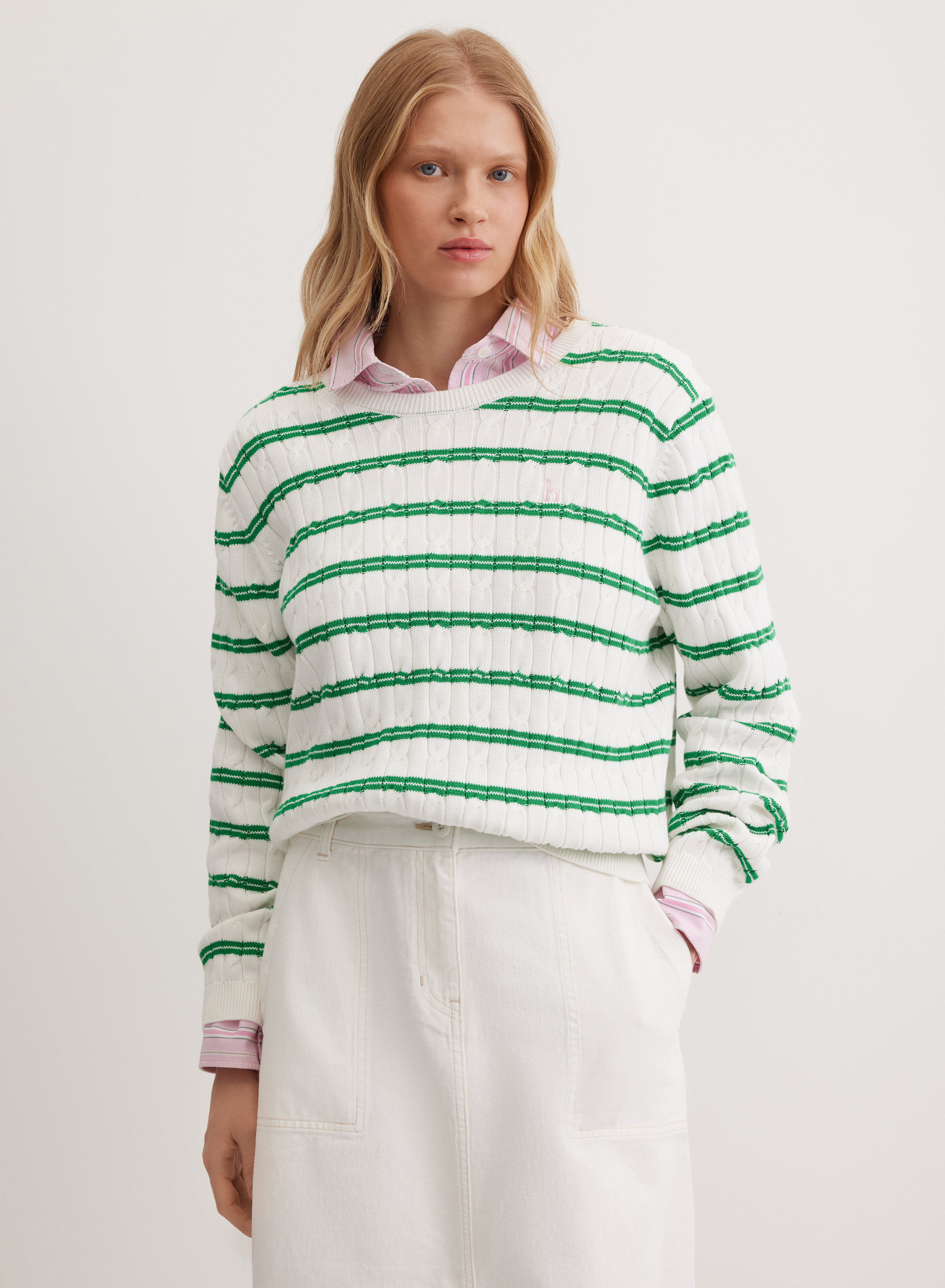 Джемпер приталенного кроя с круглой горловиной и контрастными полосами - основное изображение товара