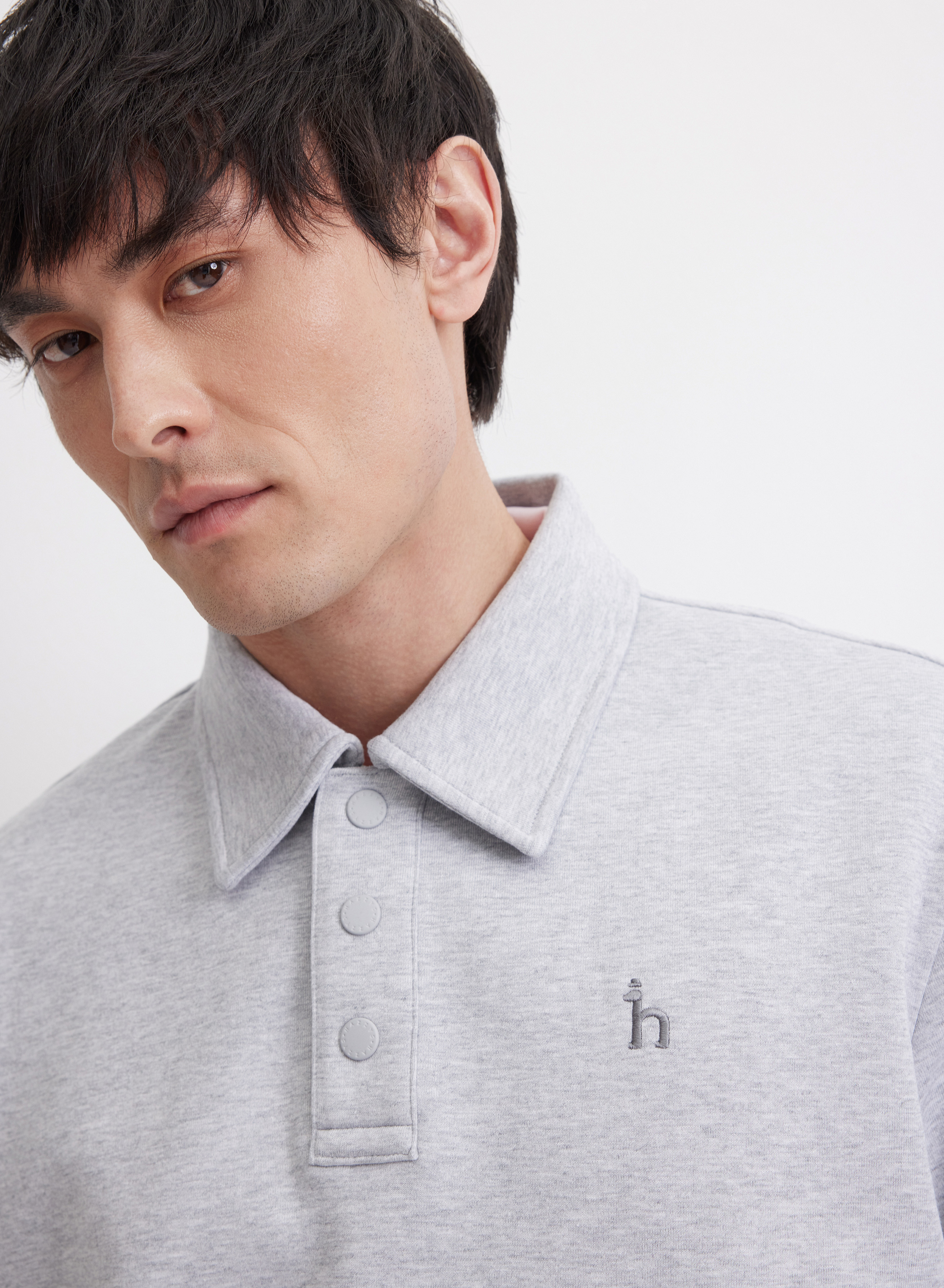 Светло-серый джемпер с отложным воротником - основное изображение товара