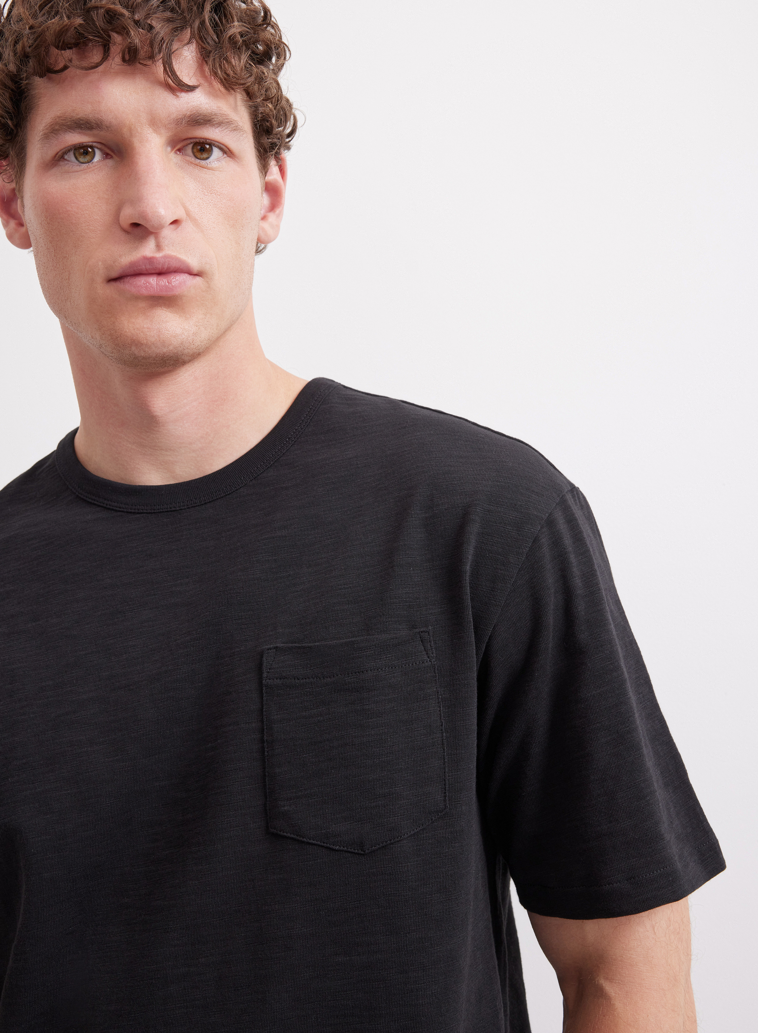 Классическая черная футболка с короткими рукавами - основное изображение товара