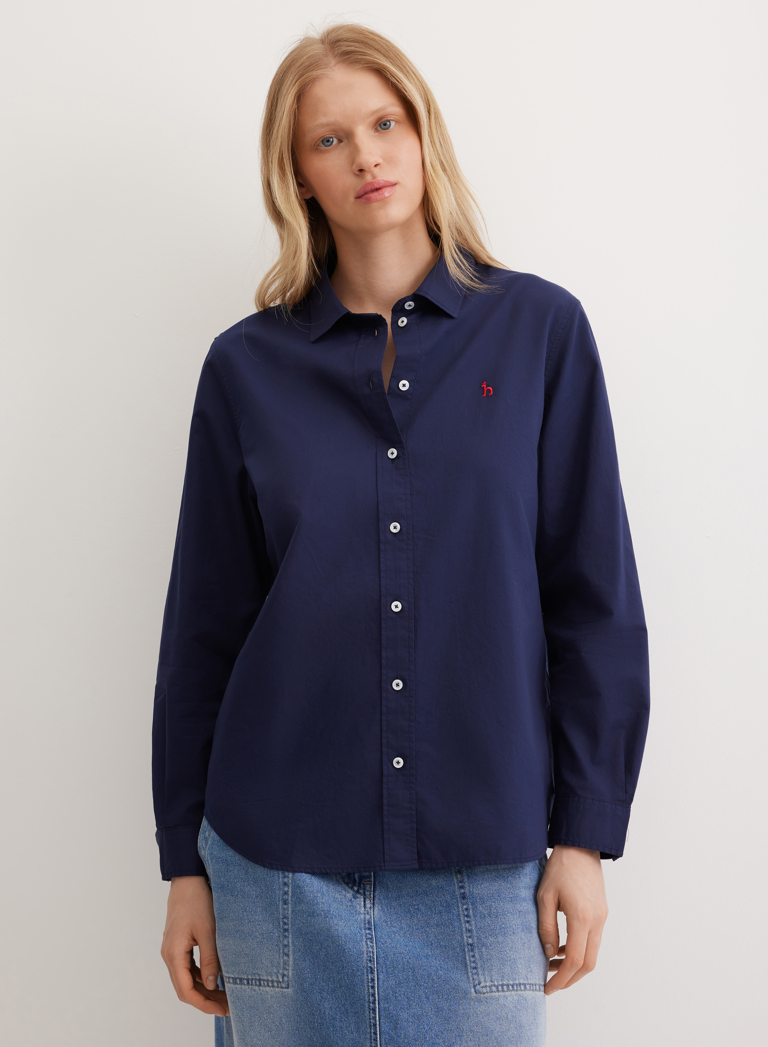 Однотонная хлопковая рубашка с фигурным низом - основное изображение товара