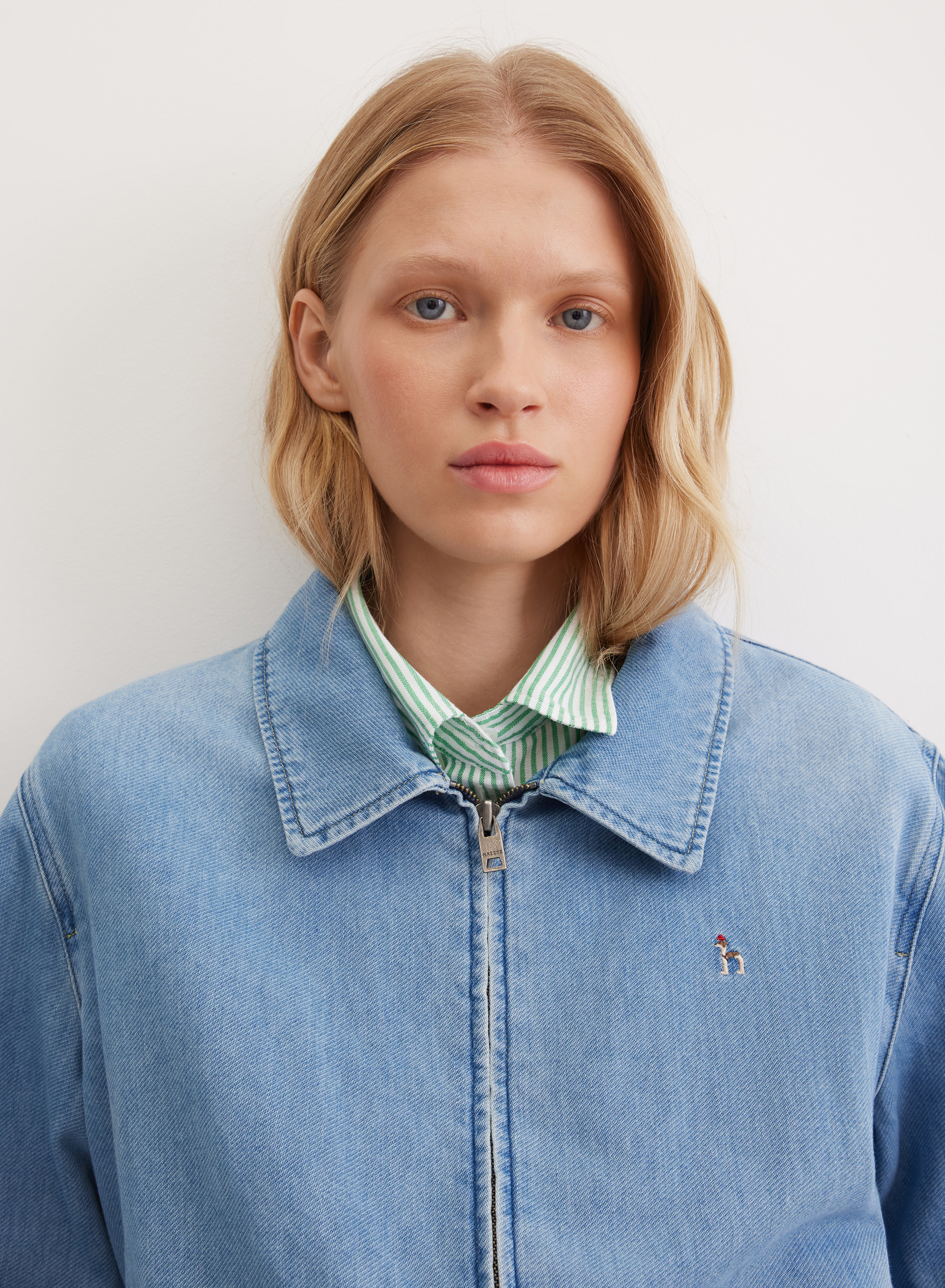 Джинсовая куртка с отложным воротником на резинке  - основное изображение товара