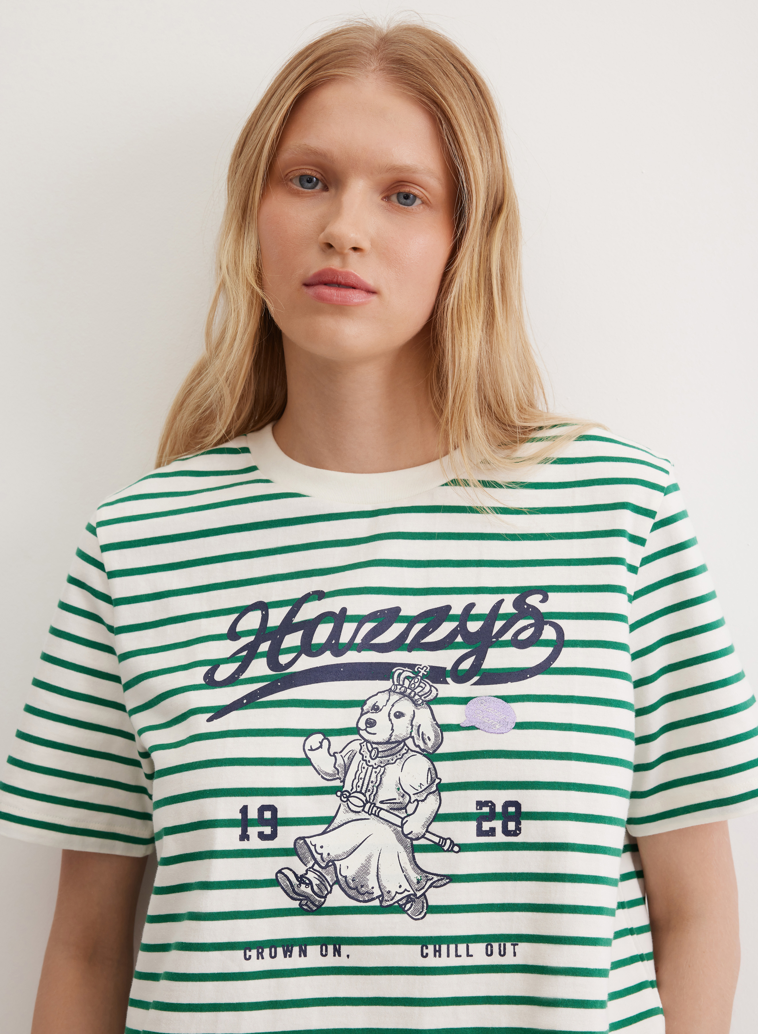 Приталенная хлопковая футболка в полоску с фирменным принтом - основное изображение товара