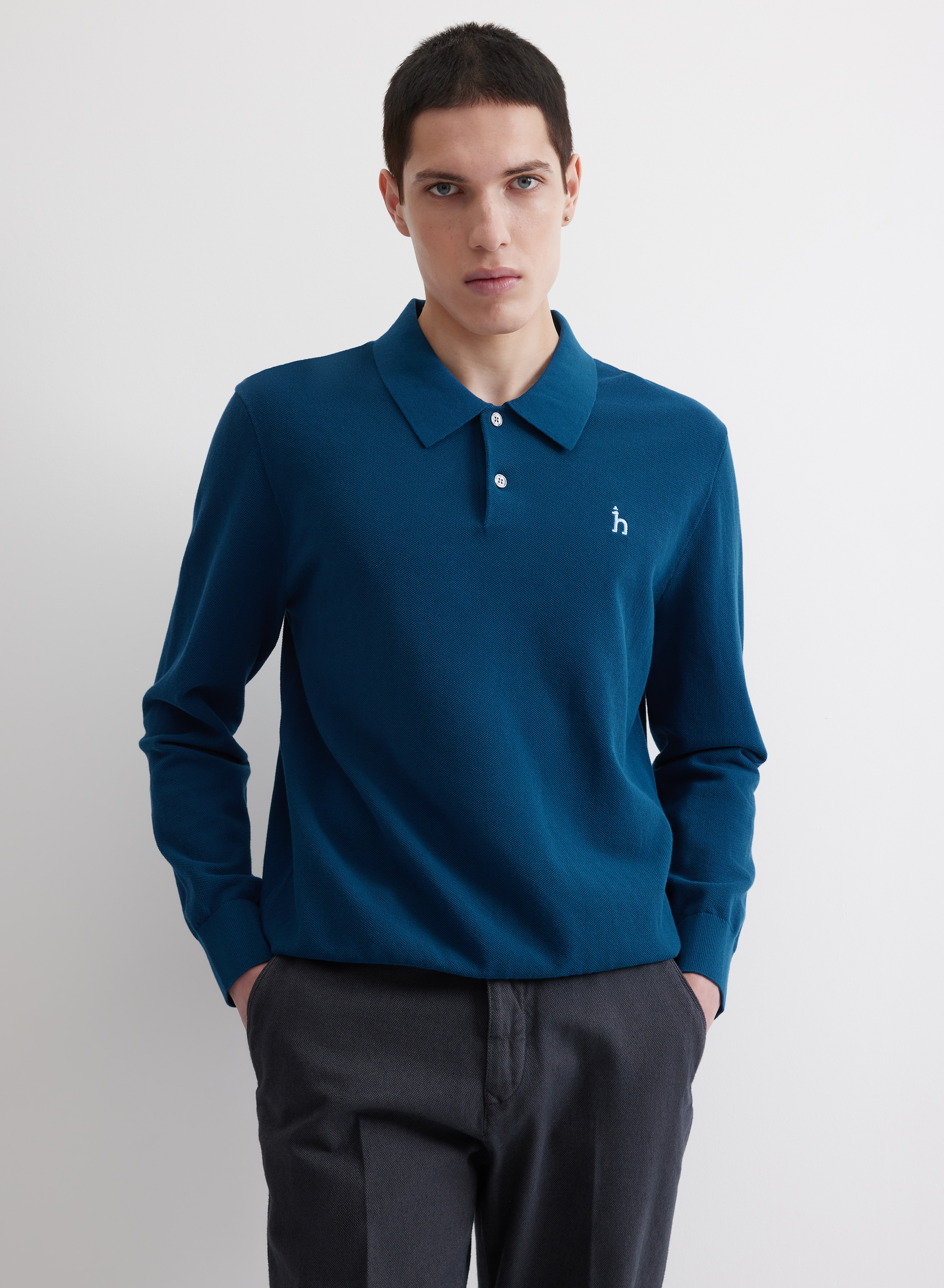 Элегантное синее трикотажное поло прямого кроя - основное изображение товара