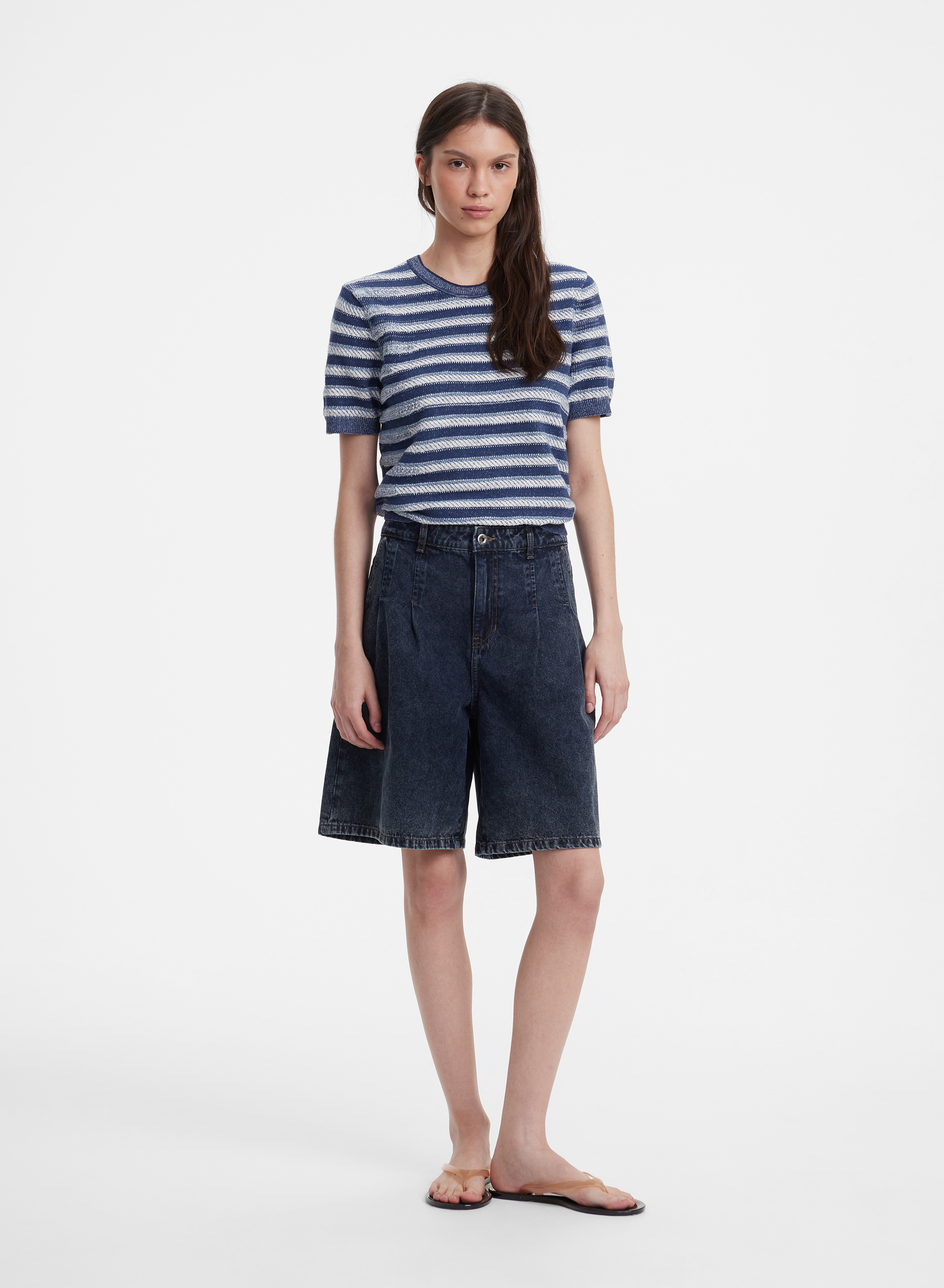 Серые джинсовые бермуды с защипами - основное изображение товара
