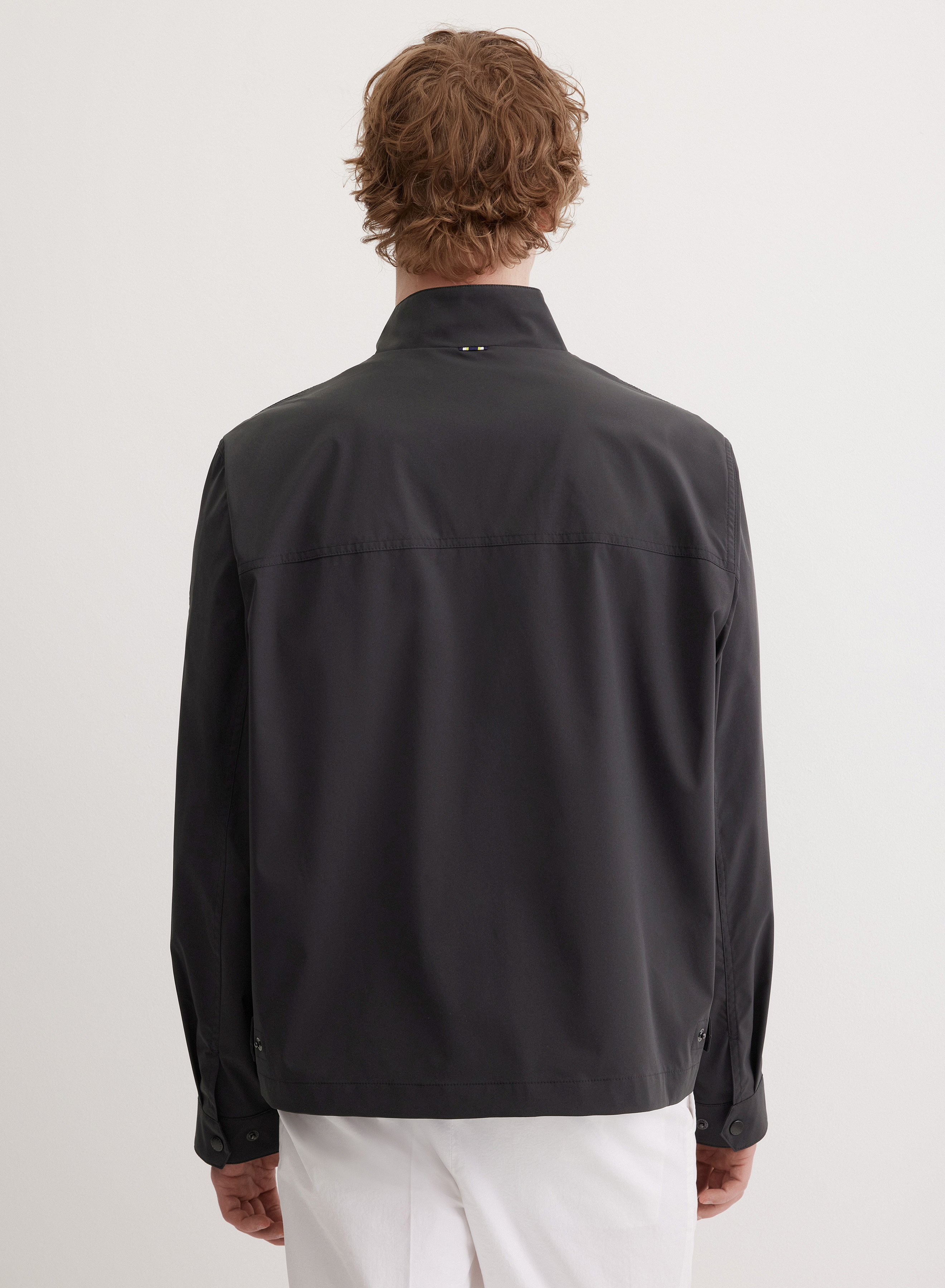 Легкая укороченная куртка с воротником-стойкой - основное изображение товара