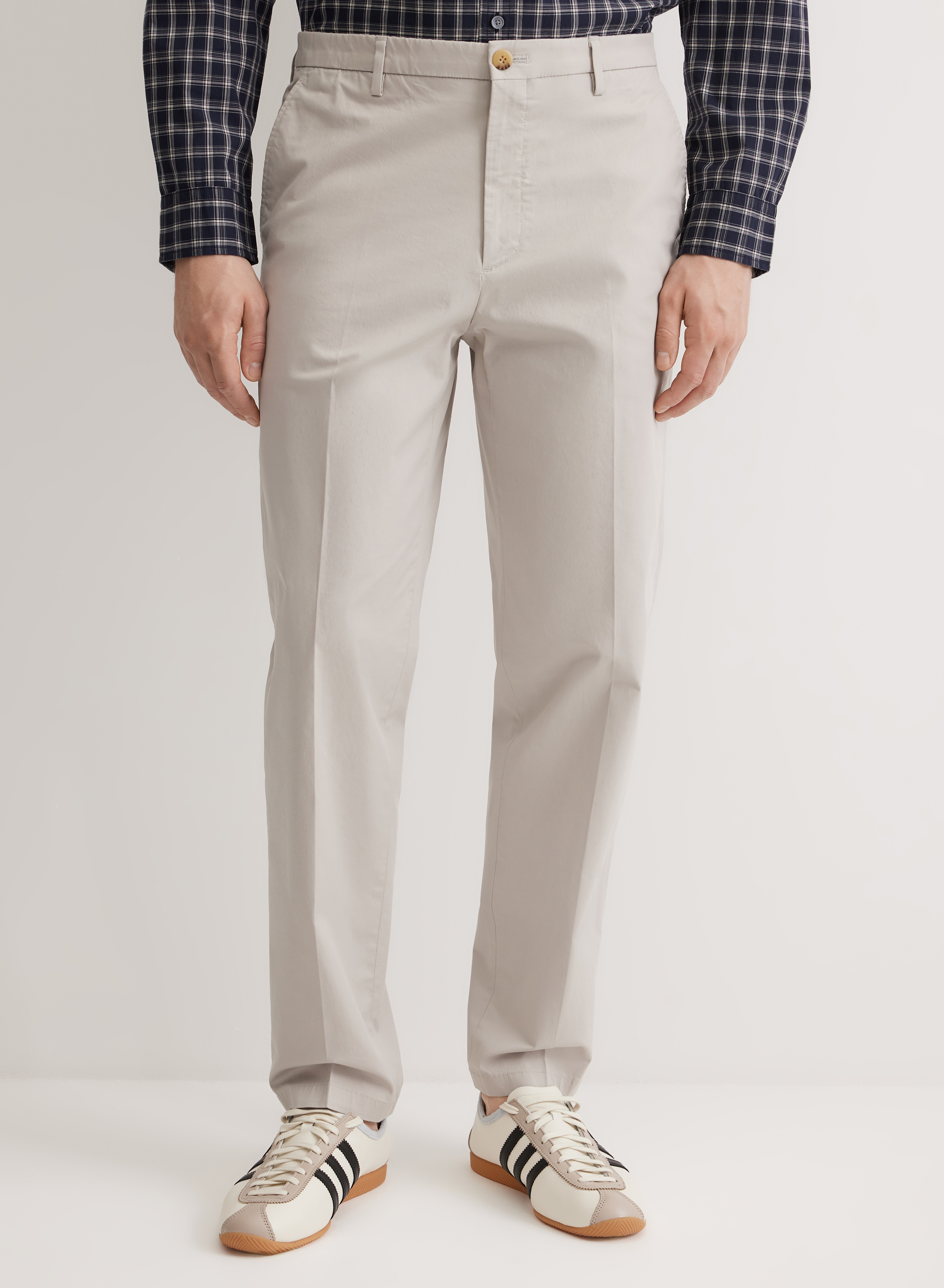 Брюки прямого кроя со стрелками и застежкой на пуговицу - основное изображение товара