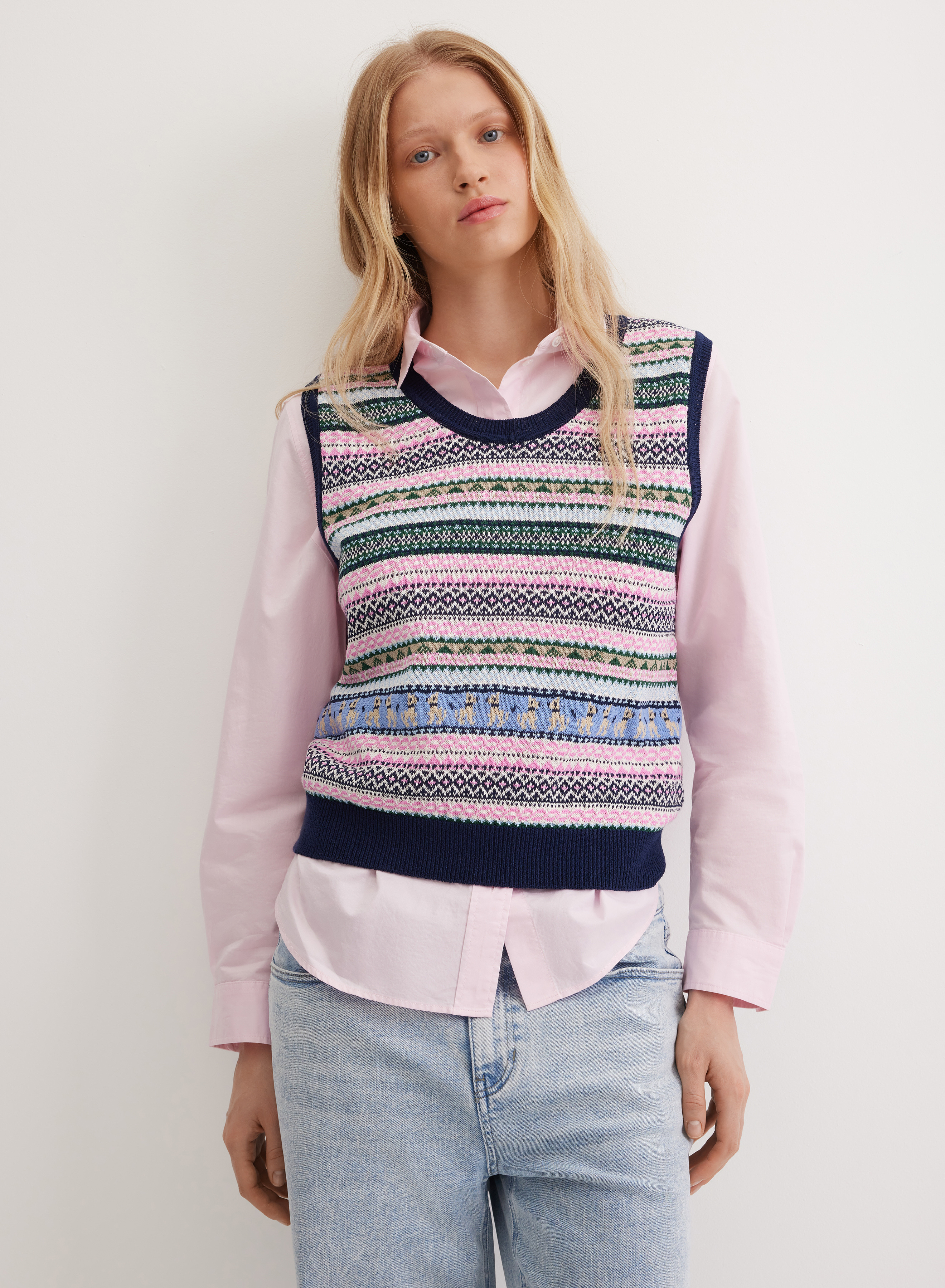 Жилет с разноцветным принтом и круглой горловиной - основное изображение товара