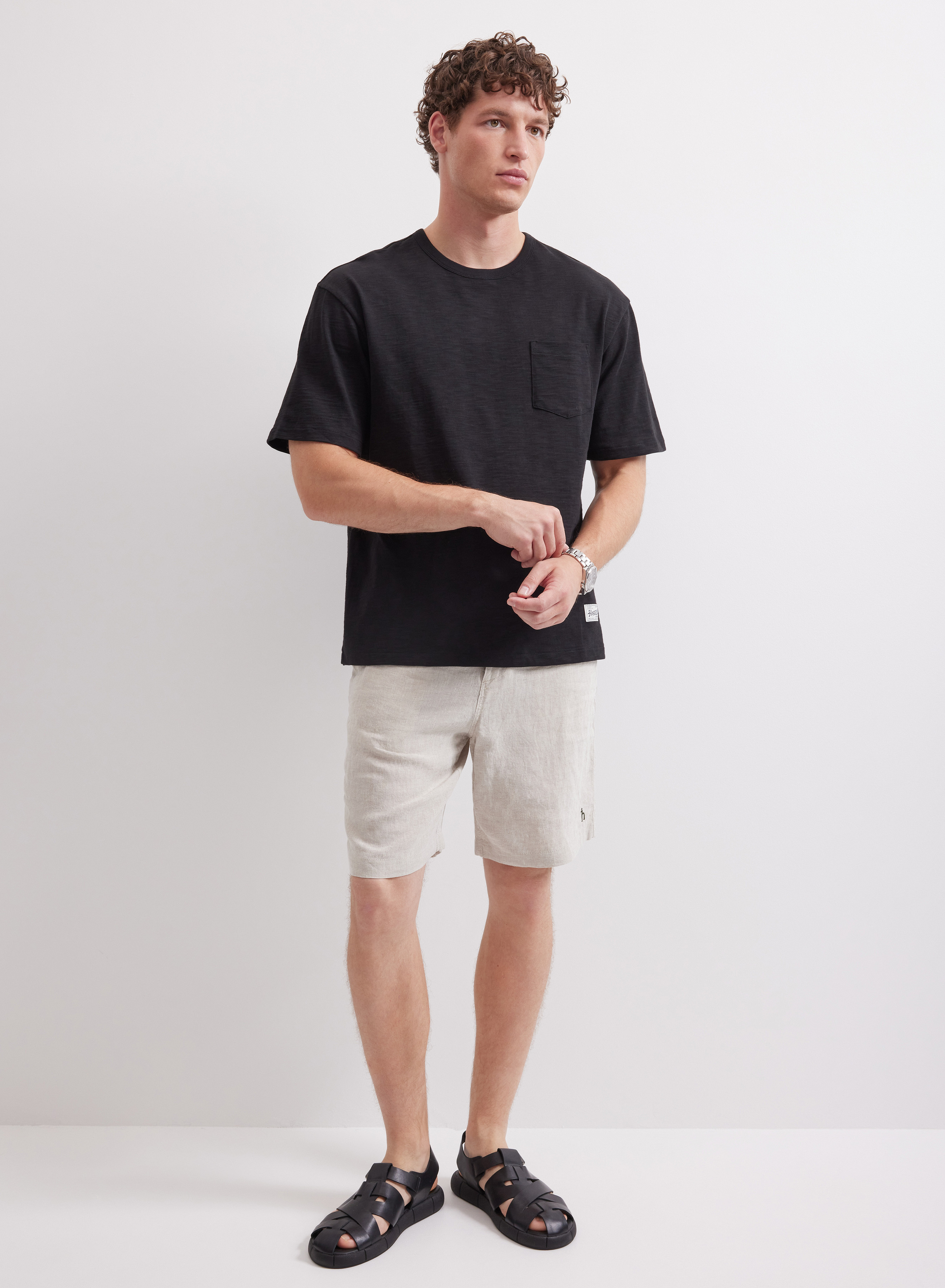 Классическая черная футболка с короткими рукавами - основное изображение товара