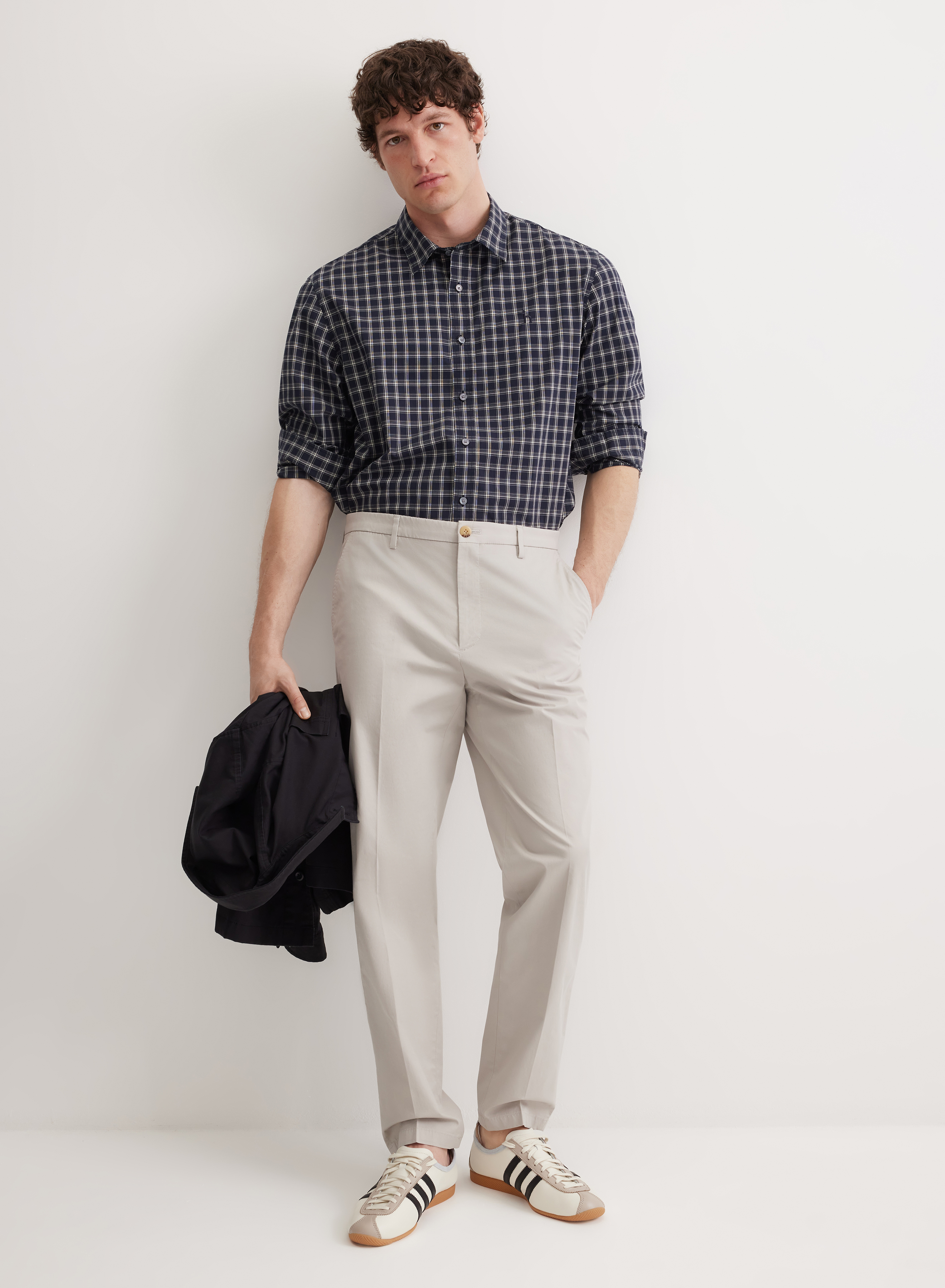 Брюки прямого кроя со стрелками и застежкой на пуговицу - основное изображение товара