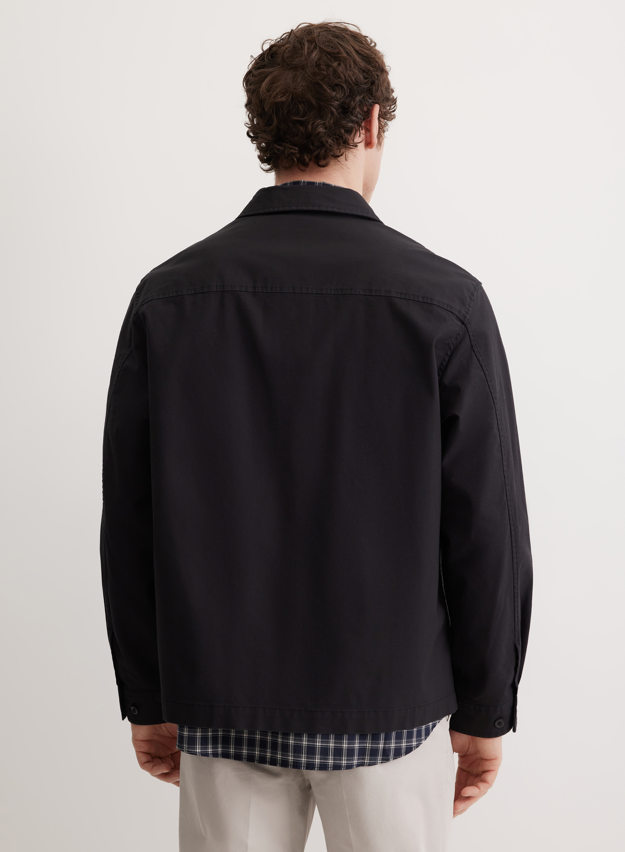 Легкая удлиненная куртка с отложным воротником и накладными карманами - основное изображение товара