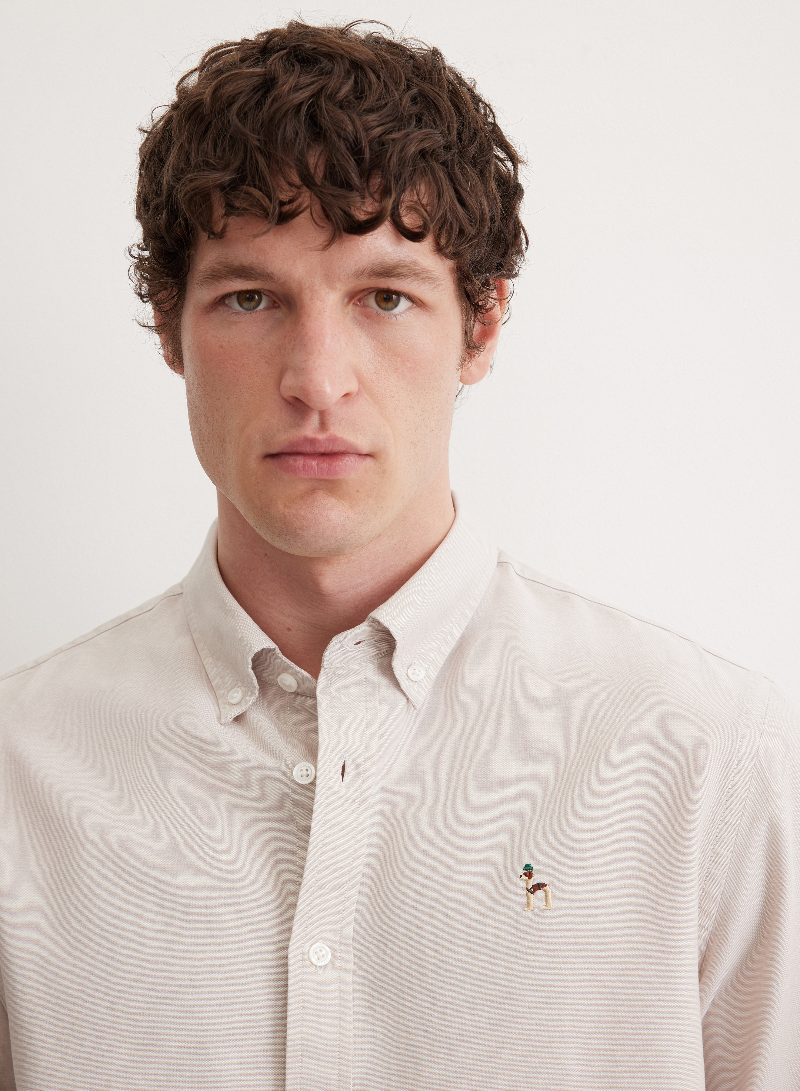 Однотонная рубашка прямого кроя с фирменной вышивкой - основное изображение товара