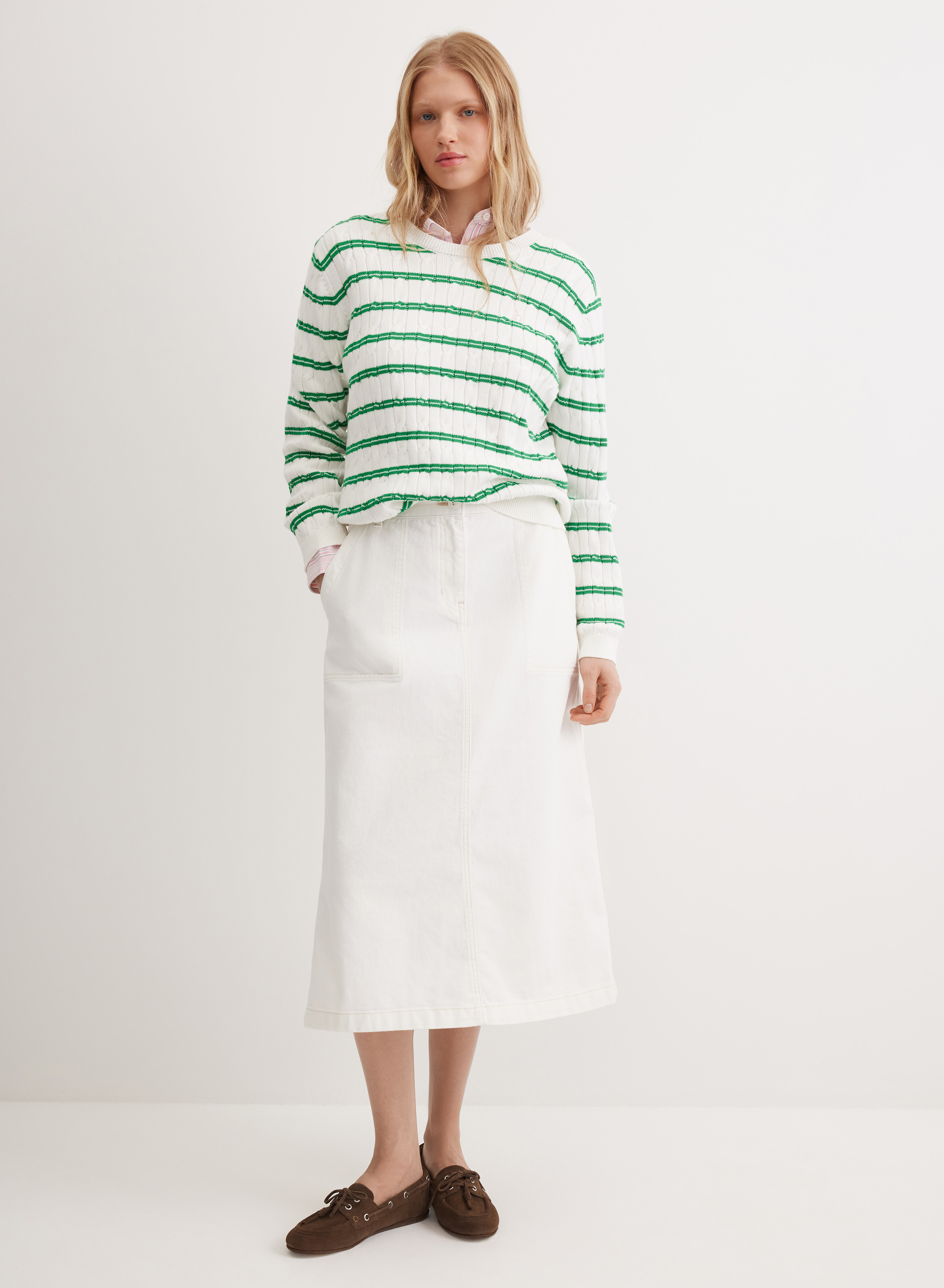 Джемпер приталенного кроя с круглой горловиной и контрастными полосами - основное изображение товара