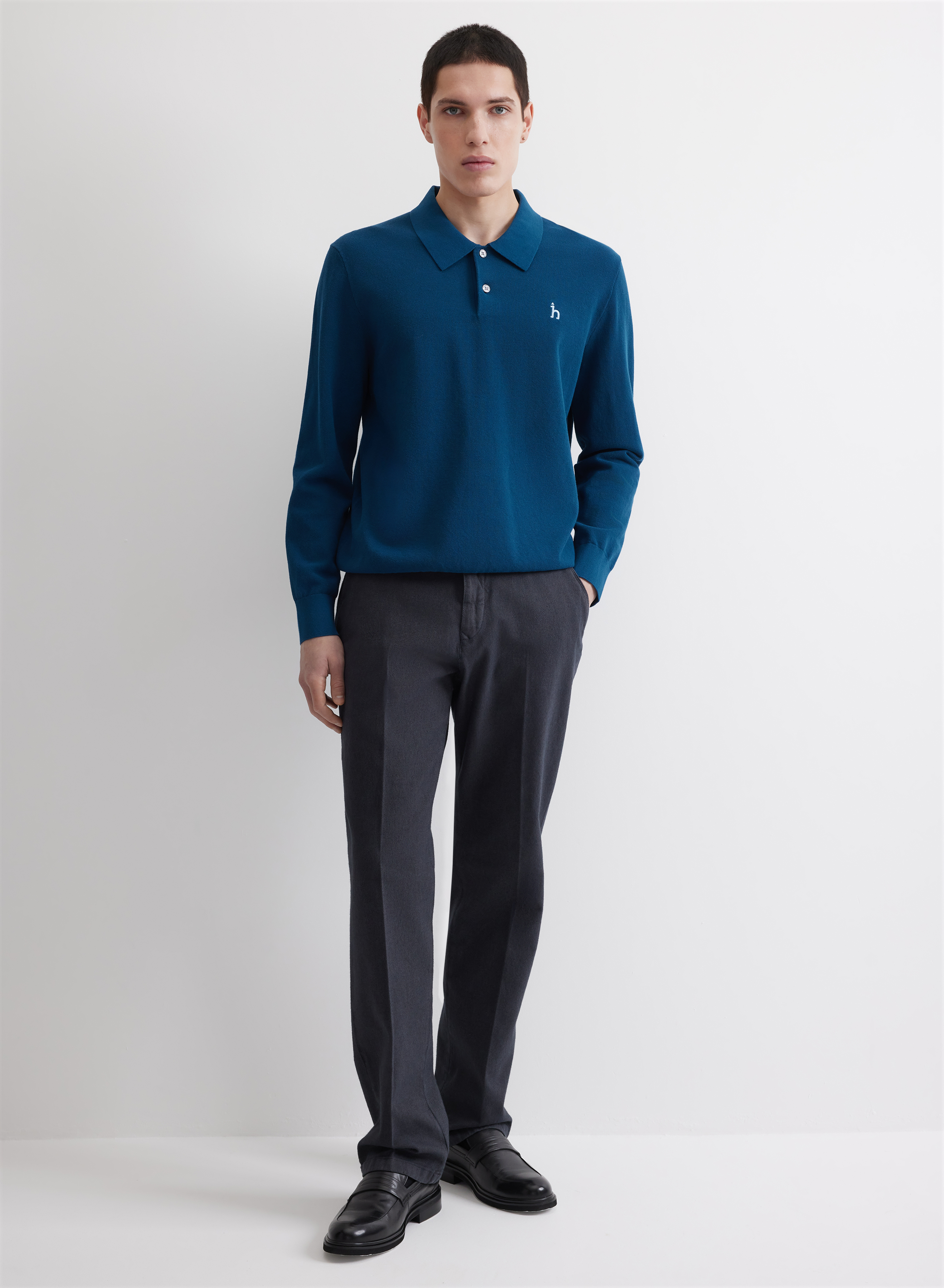 Элегантное синее трикотажное поло прямого кроя - основное изображение товара