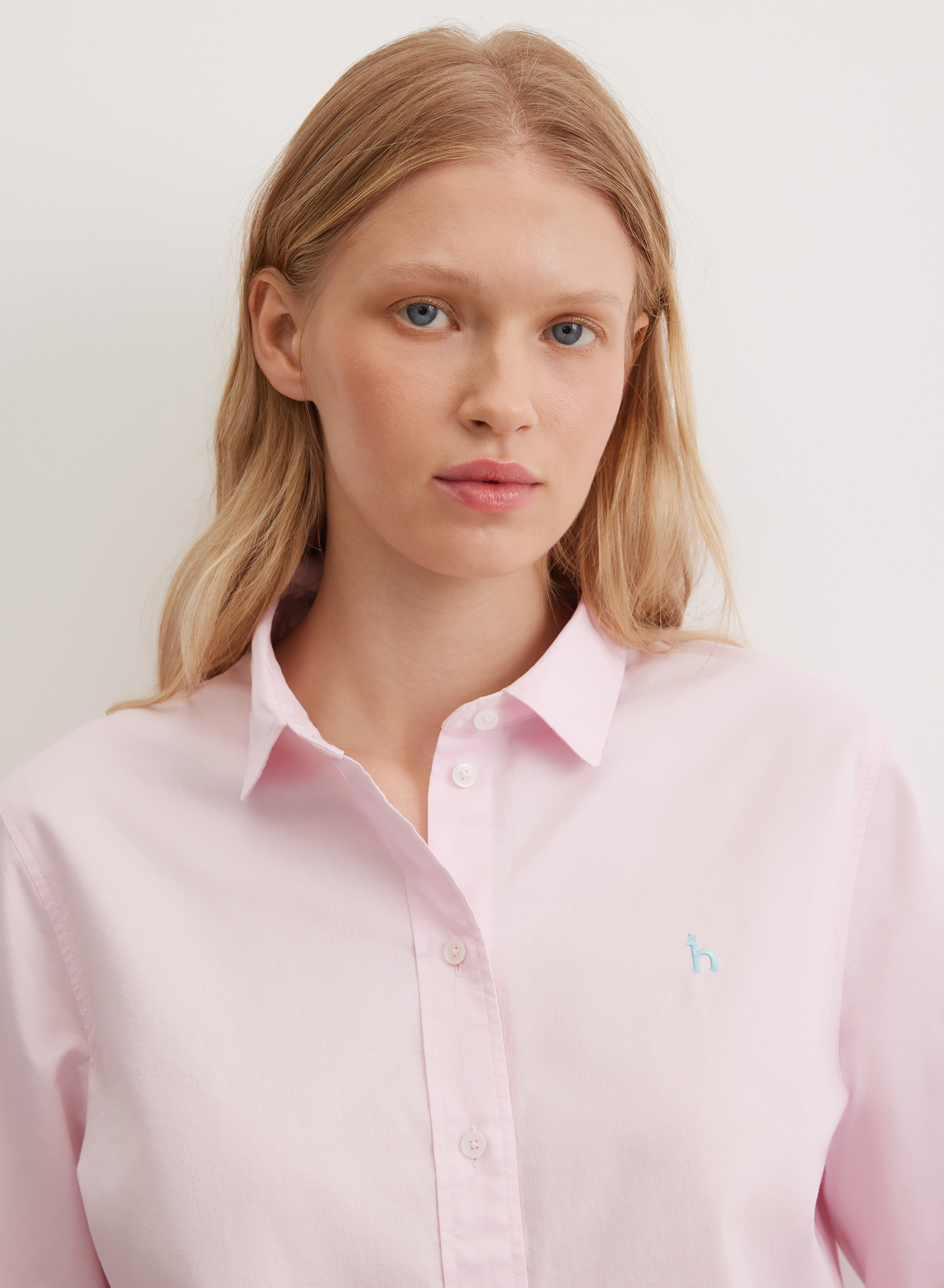 Хлопковая однотонная рубашка с контрастным логотипом бренда  - основное изображение товара