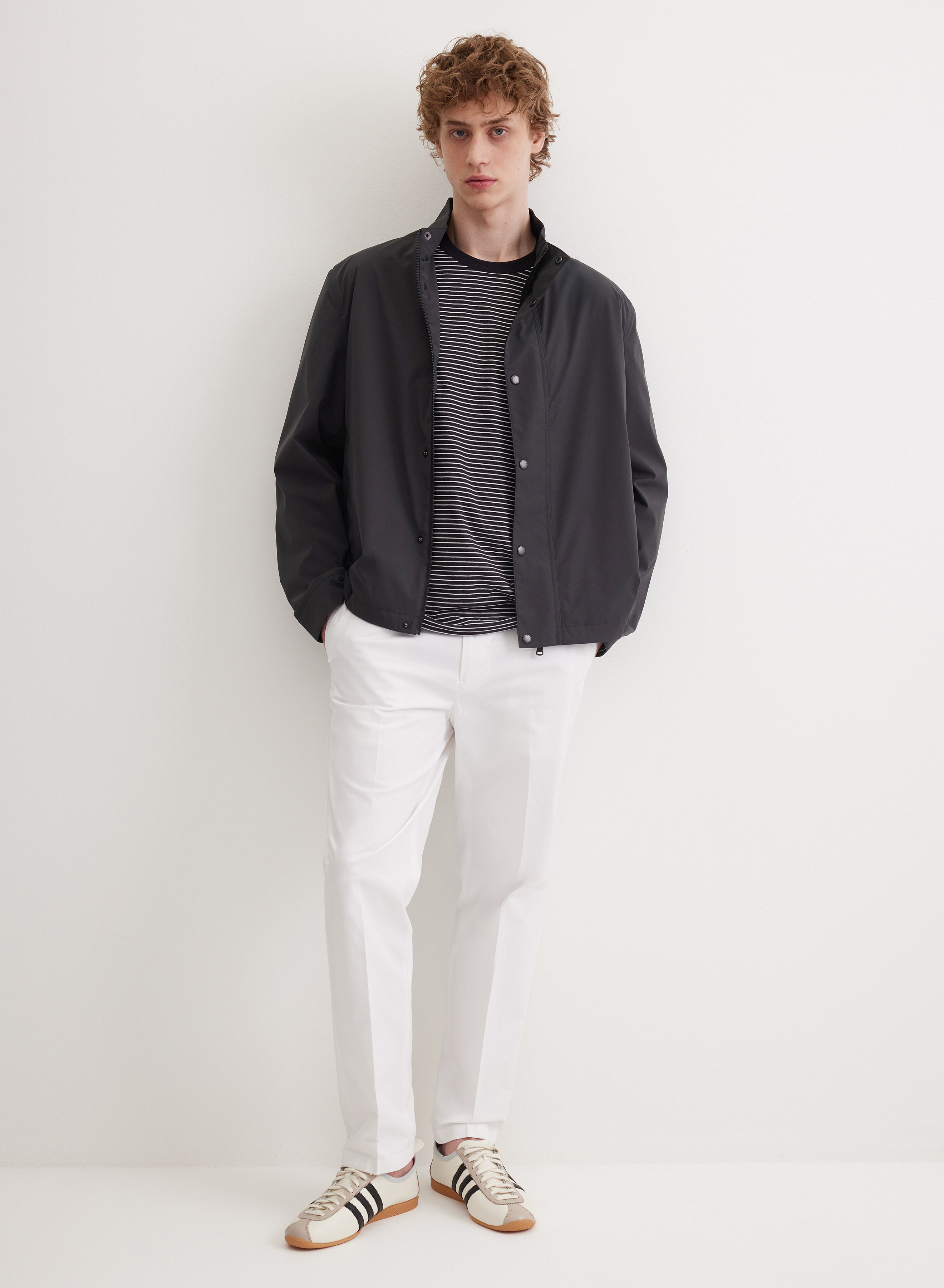 Легкая укороченная куртка с воротником-стойкой - основное изображение товара