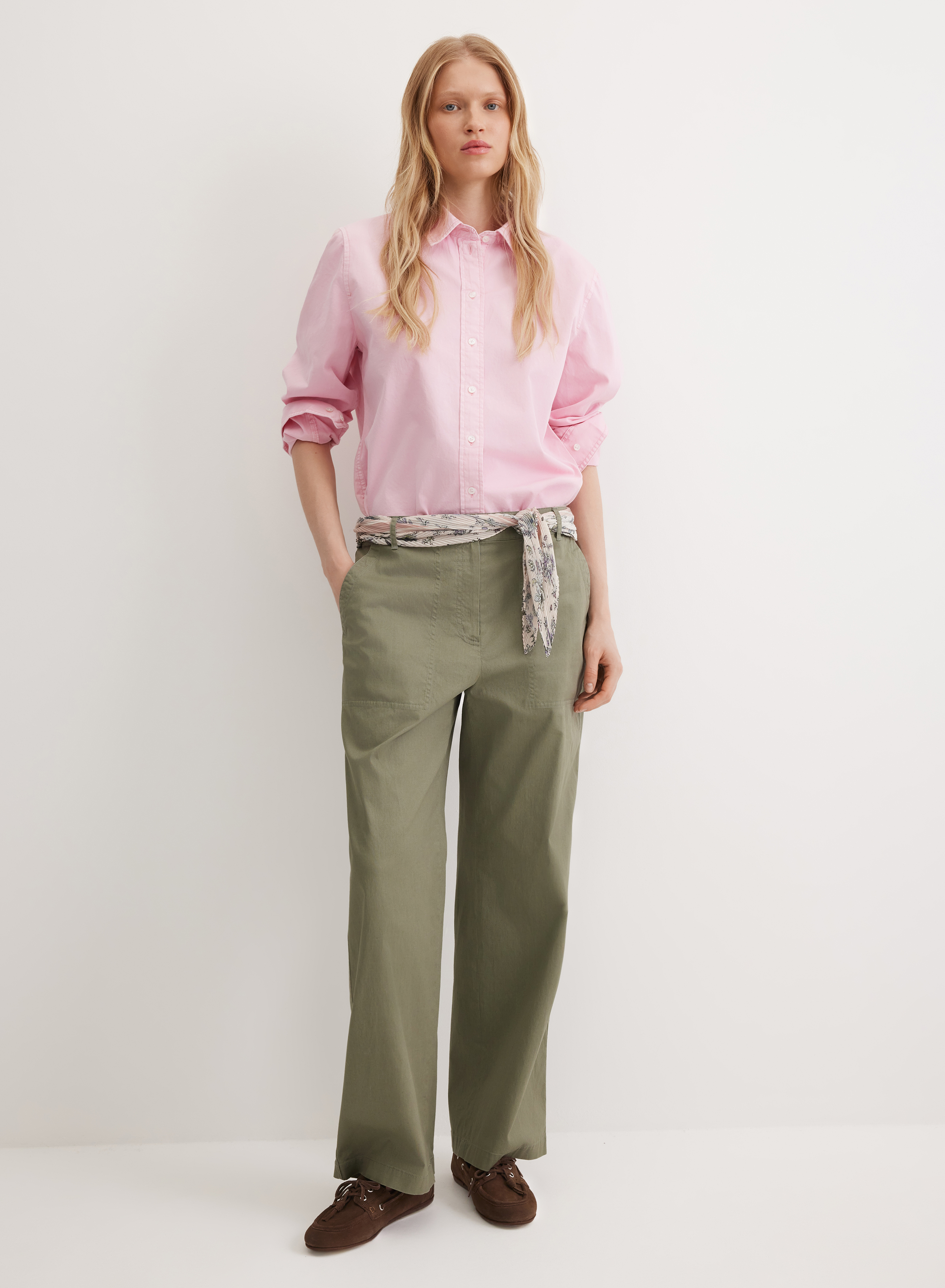 Однотонная хлопковая рубашка с контрастным логотипом бренда  - основное изображение товара