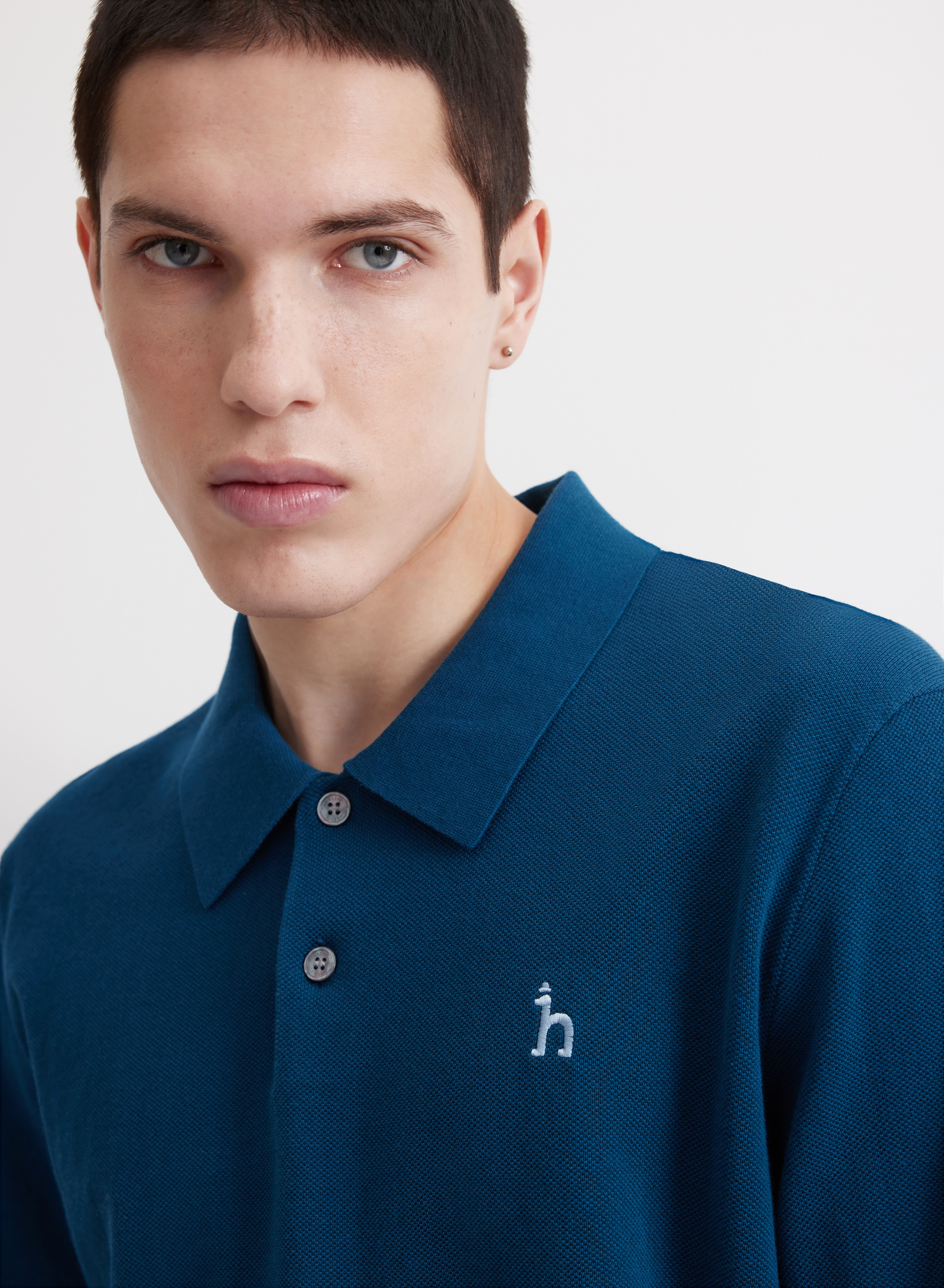 Элегантное синее трикотажное поло прямого кроя - основное изображение товара