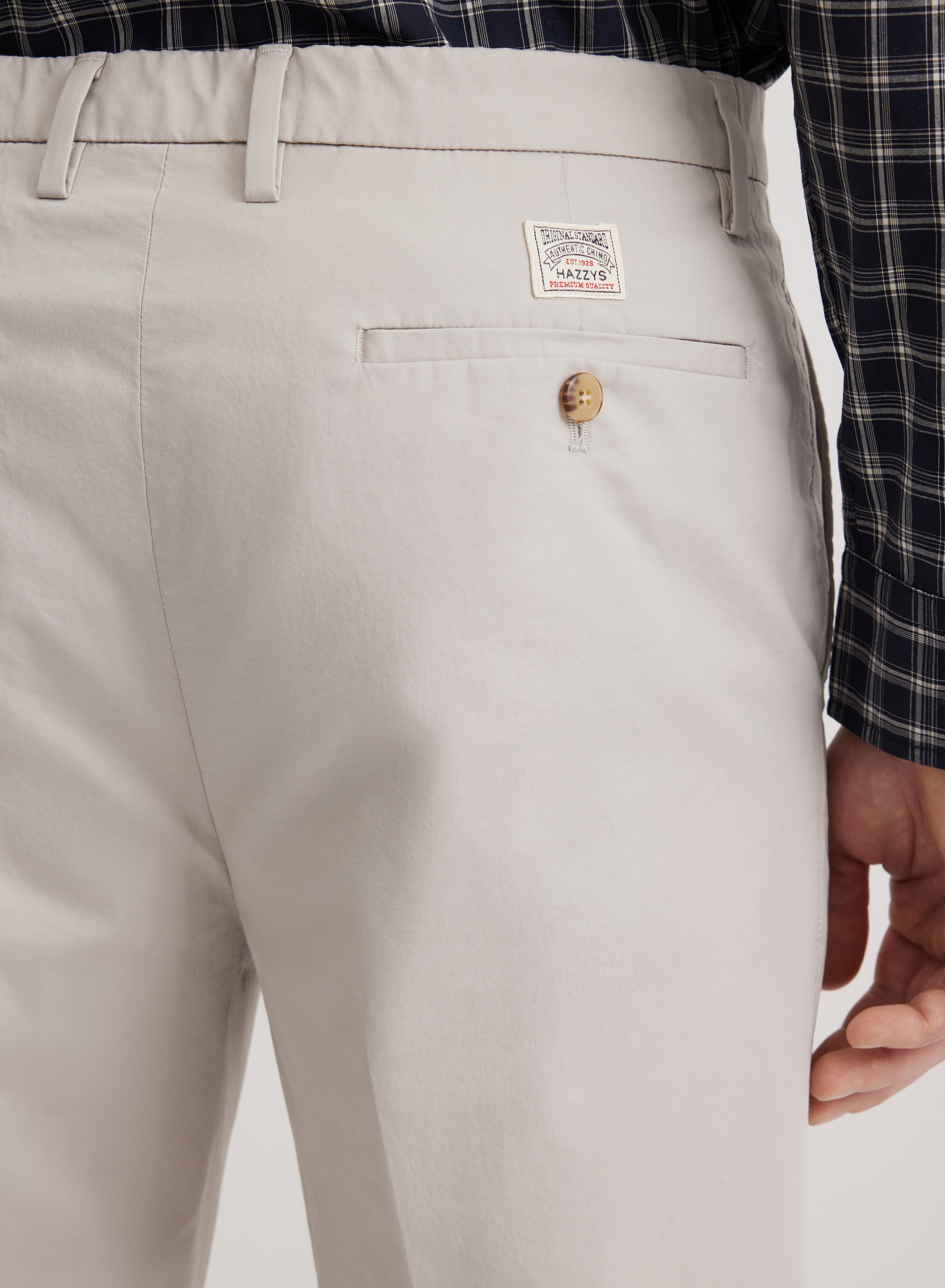 Брюки прямого кроя со стрелками и застежкой на пуговицу - основное изображение товара