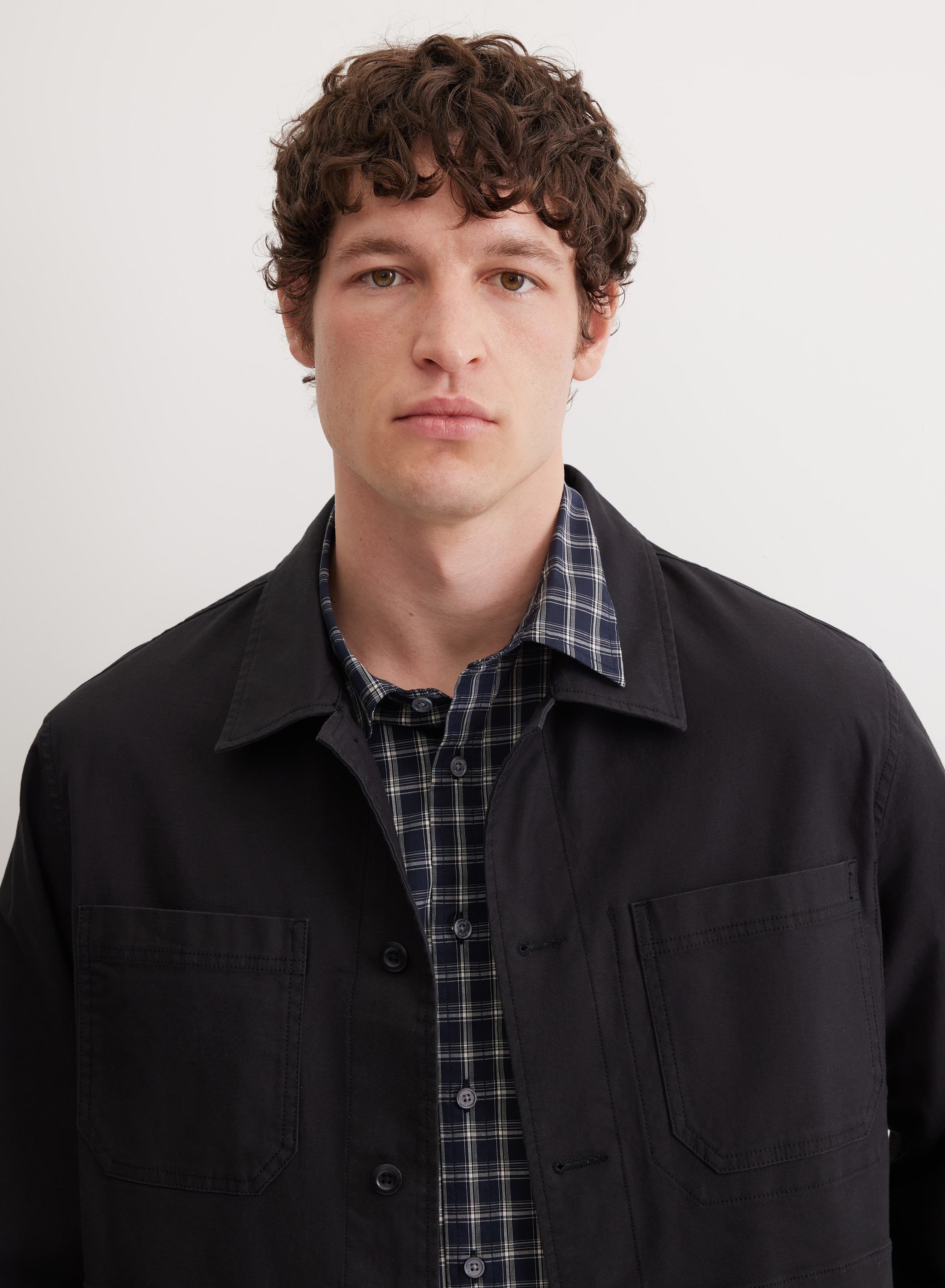 Легкая удлиненная куртка с отложным воротником и накладными карманами - основное изображение товара