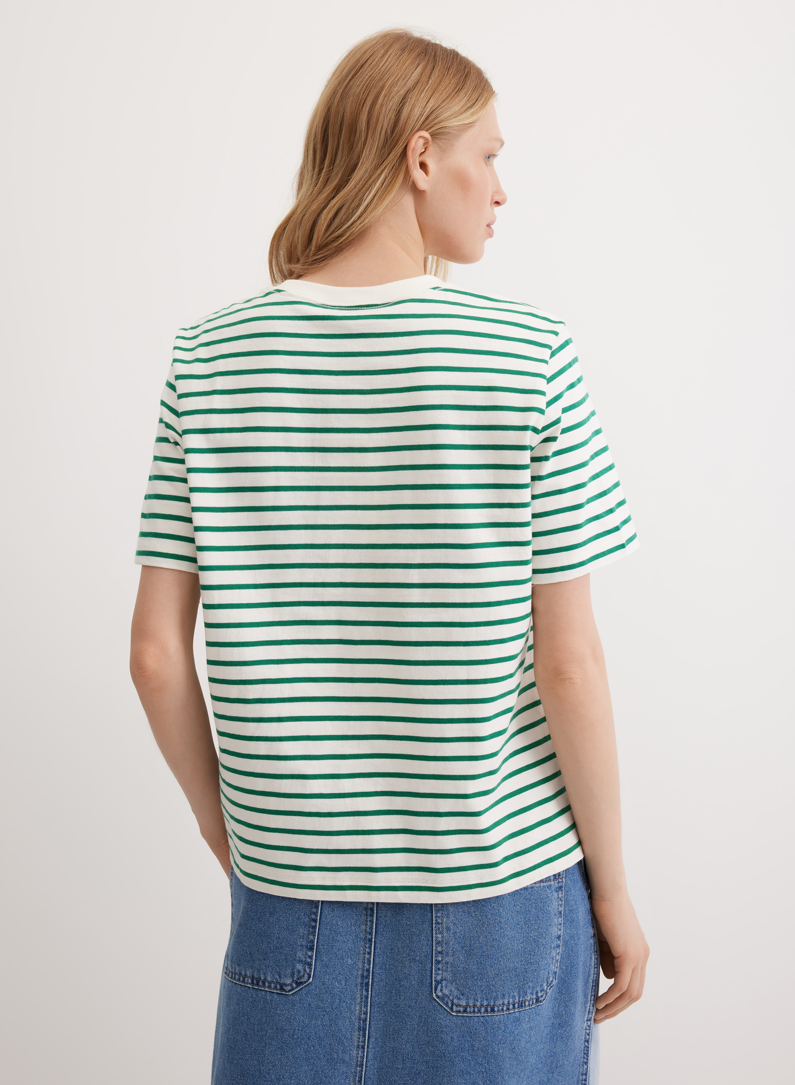 Приталенная хлопковая футболка в полоску с фирменным принтом - основное изображение товара