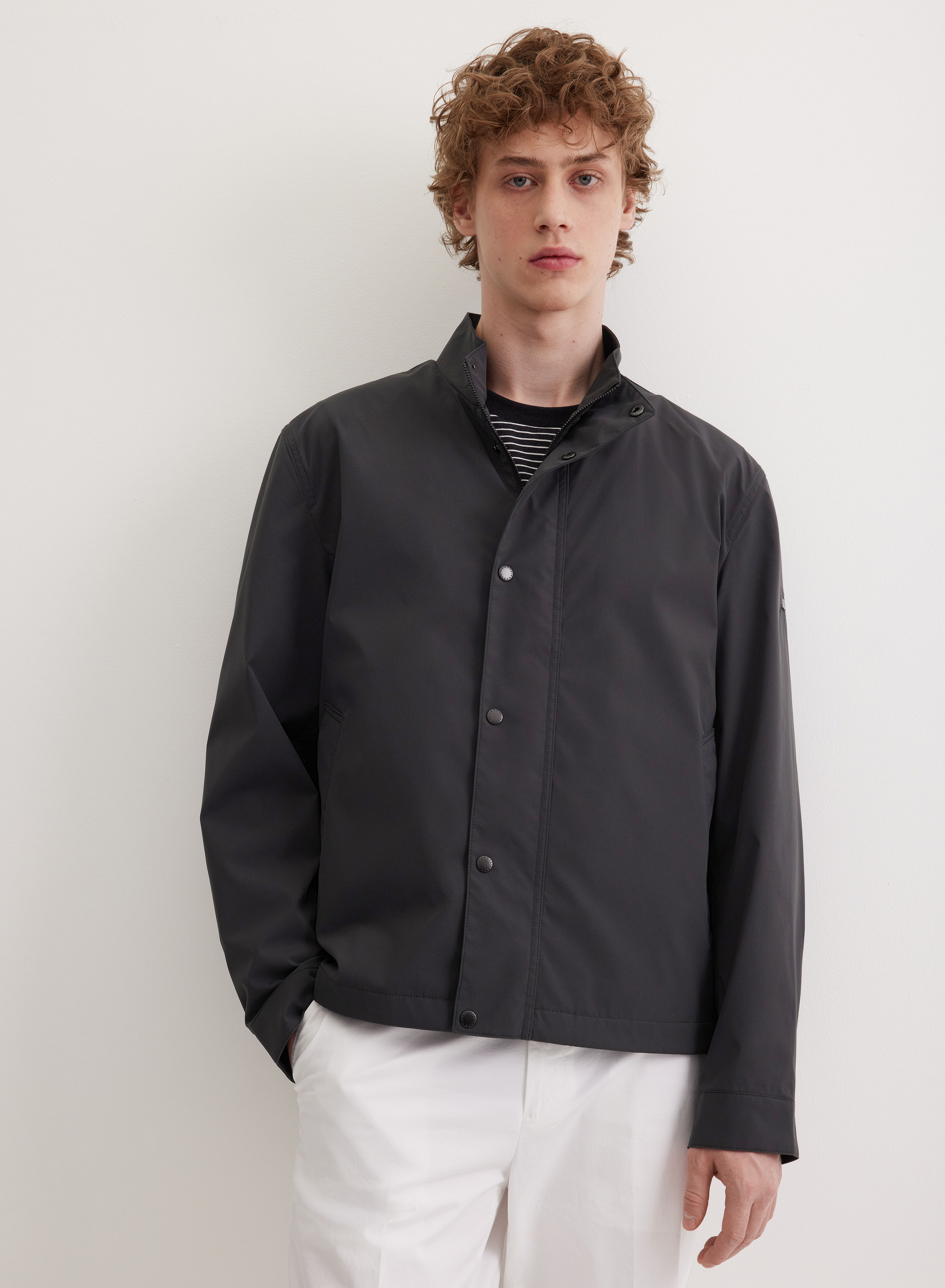 Легкая укороченная куртка с воротником-стойкой - основное изображение товара