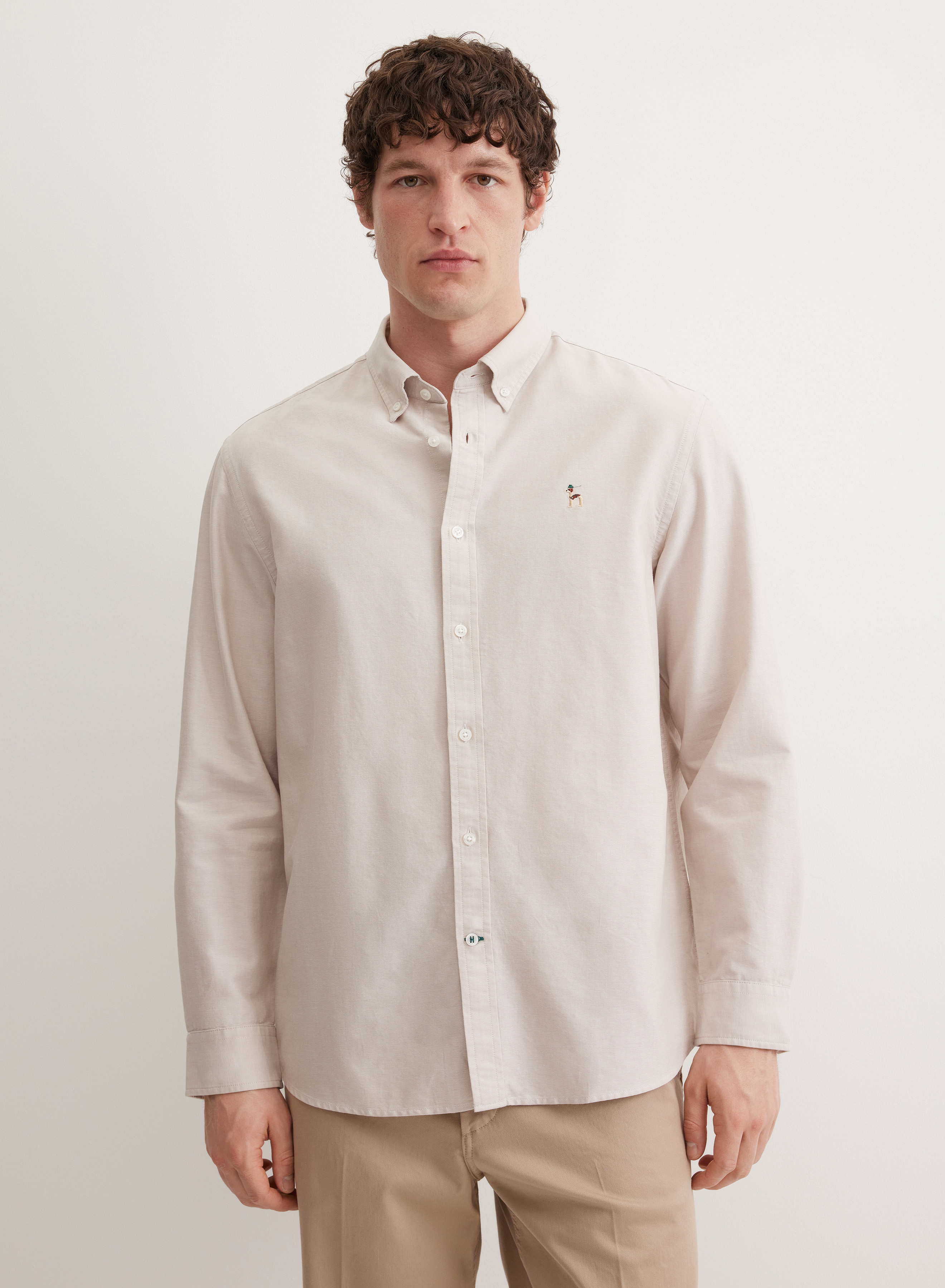 Однотонная рубашка прямого кроя с фирменной вышивкой - основное изображение товара