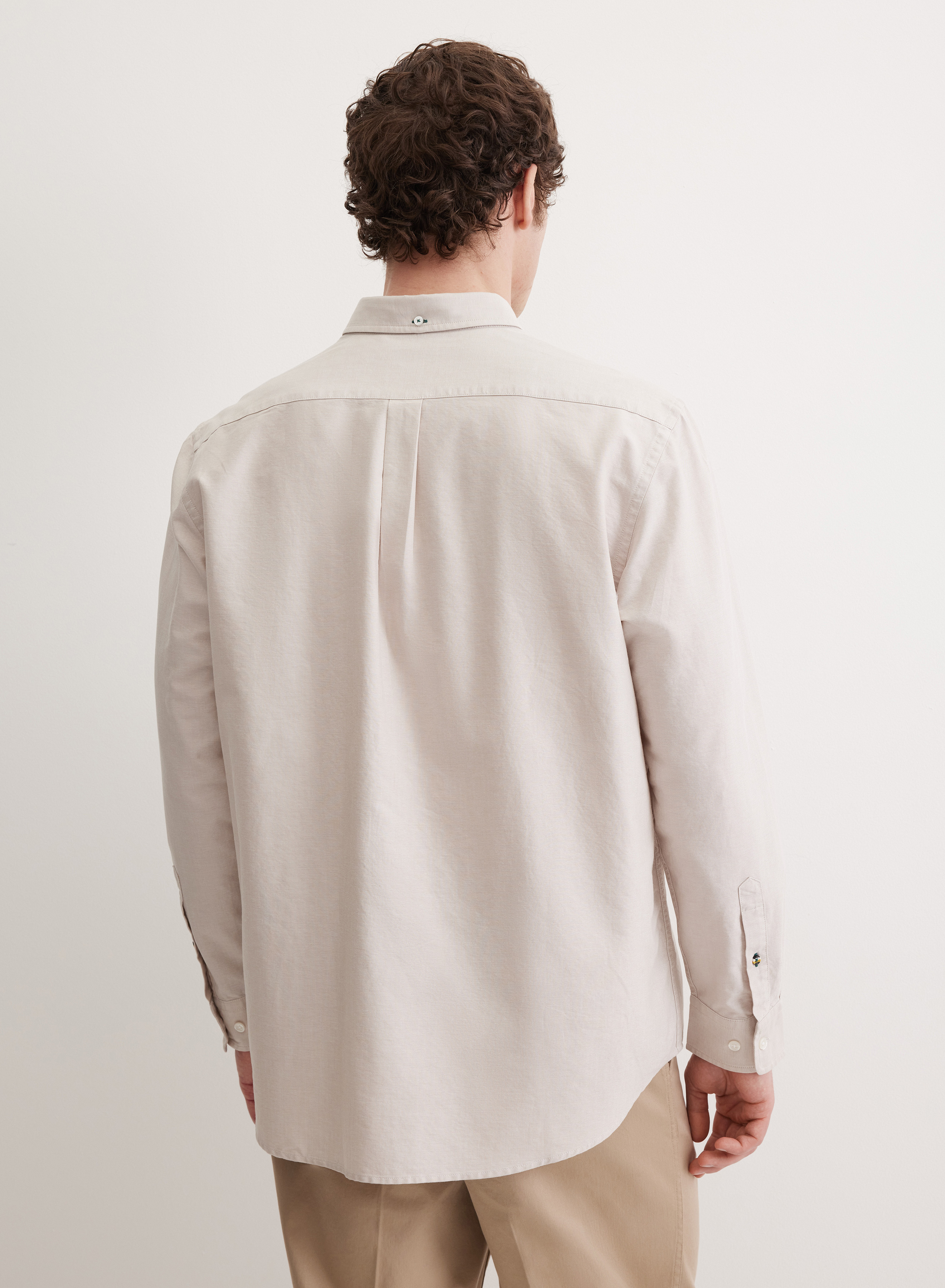 Однотонная рубашка прямого кроя с фирменной вышивкой - основное изображение товара