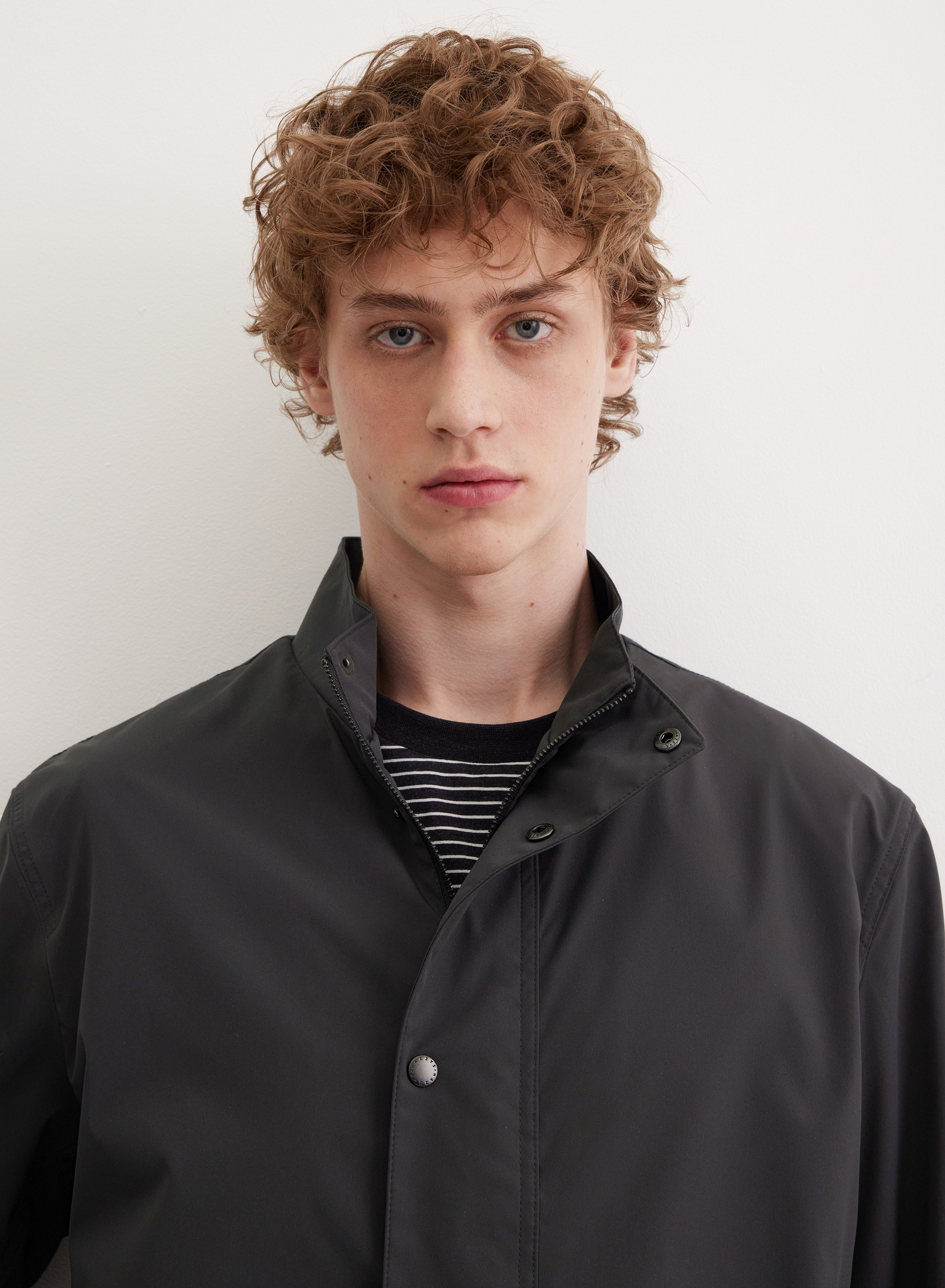 Легкая укороченная куртка с воротником-стойкой - основное изображение товара