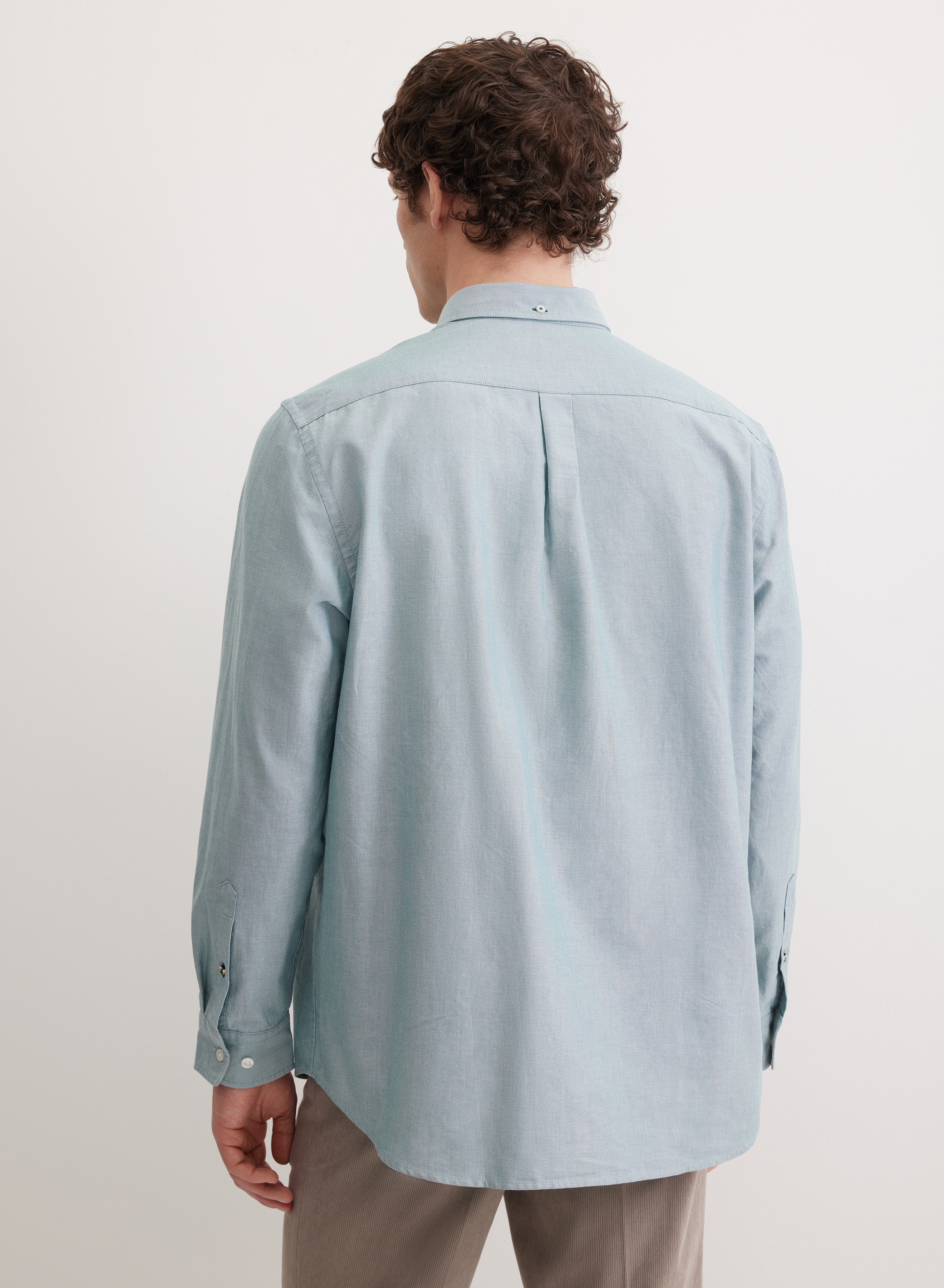 Однотонная хлопковая рубашка свободного кроя - основное изображение товара