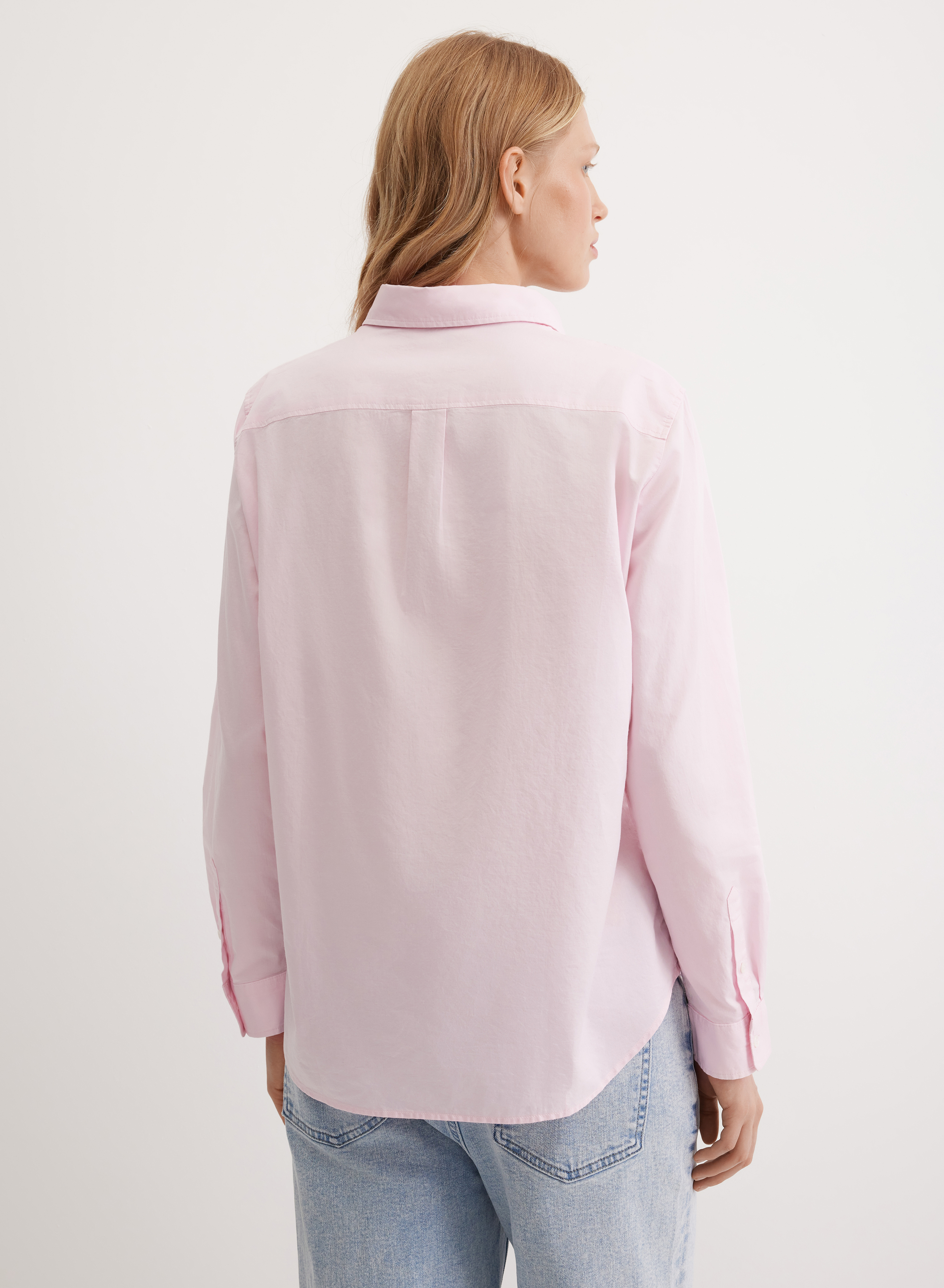 Хлопковая однотонная рубашка с контрастным логотипом бренда  - основное изображение товара