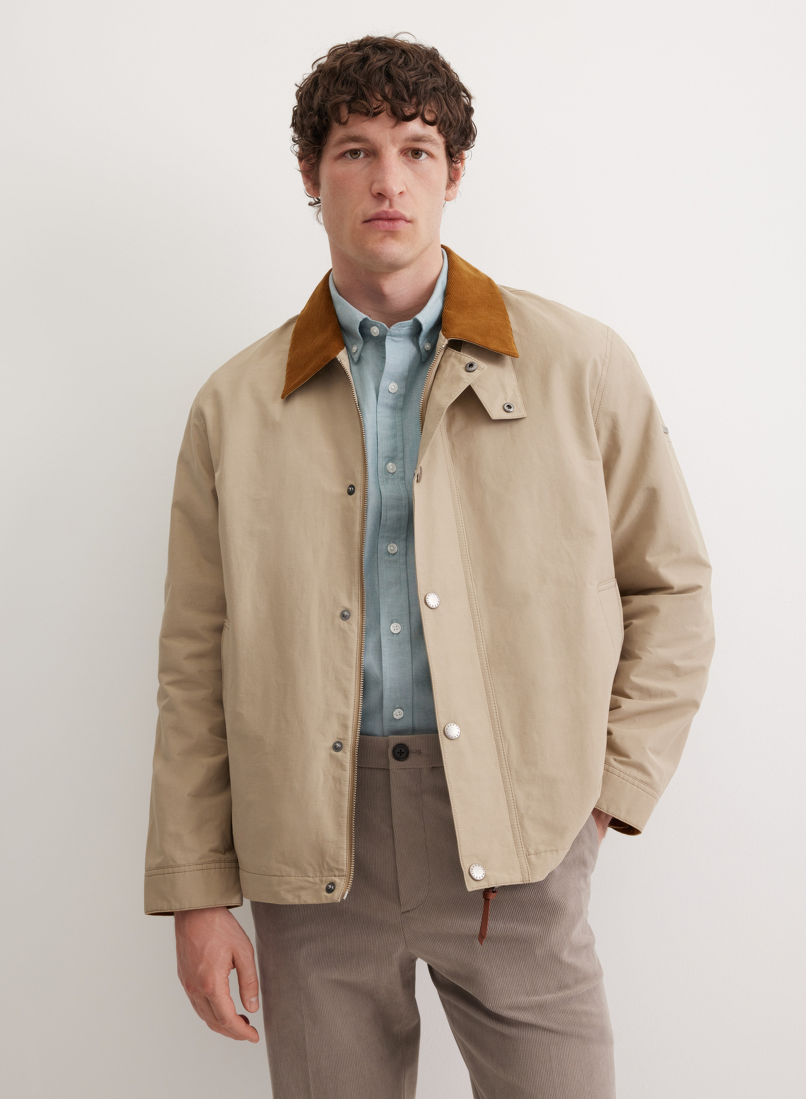 Прямая куртка с контрастным воротником и декоративной планкой на заклепках - основное изображение товара