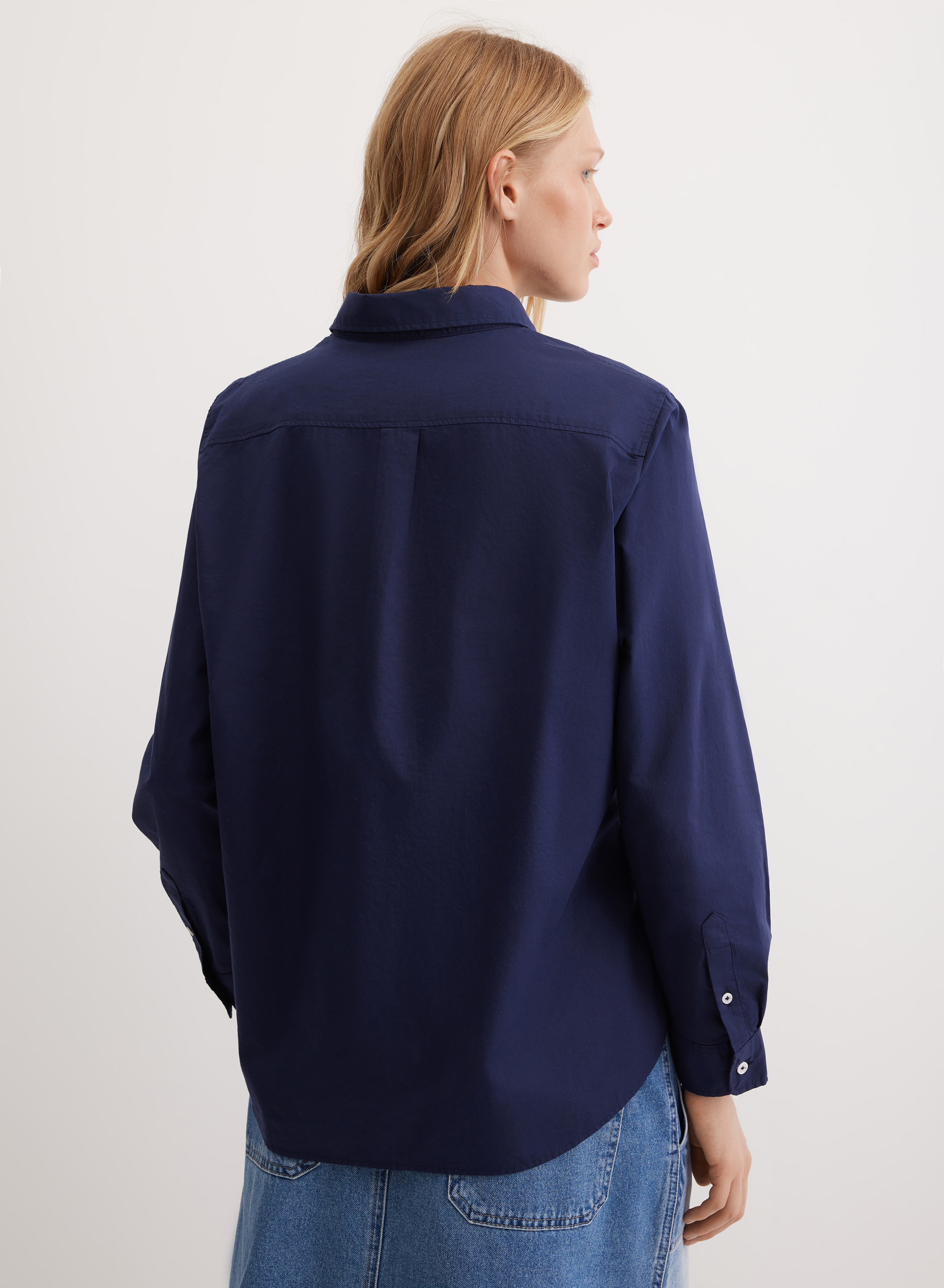 Однотонная хлопковая рубашка с фигурным низом - основное изображение товара