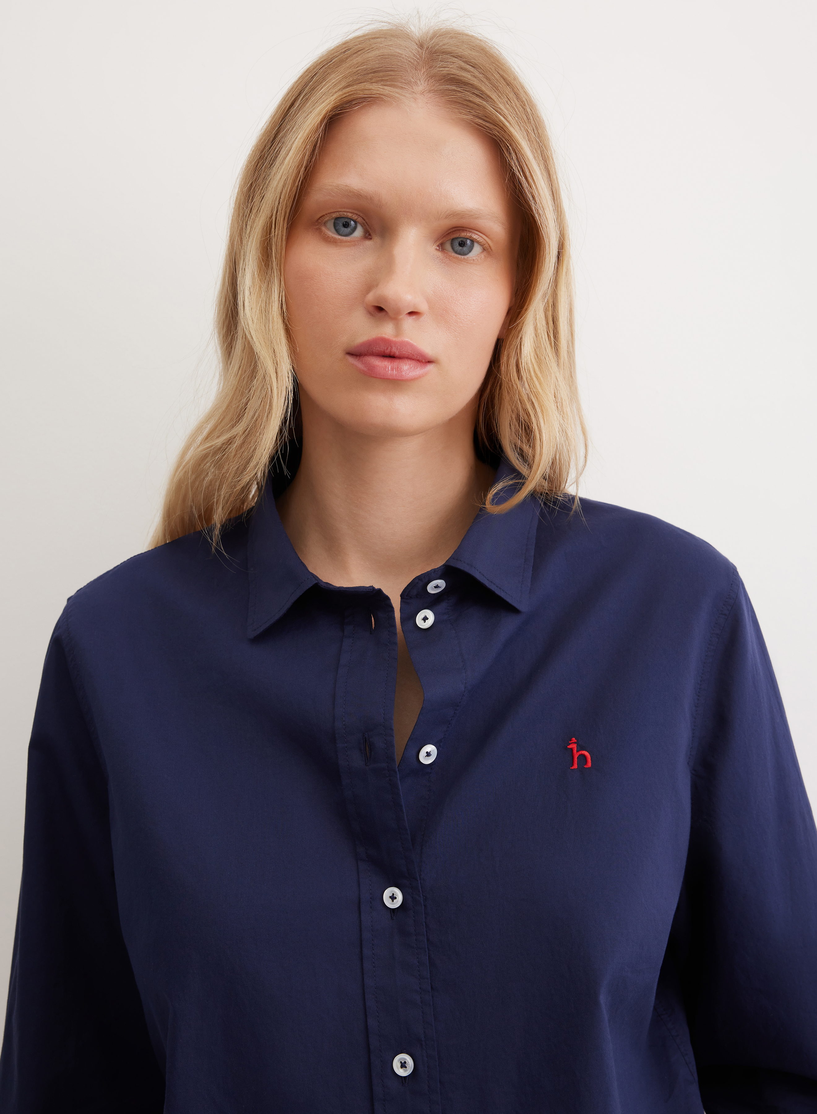 Однотонная хлопковая рубашка с фигурным низом - основное изображение товара