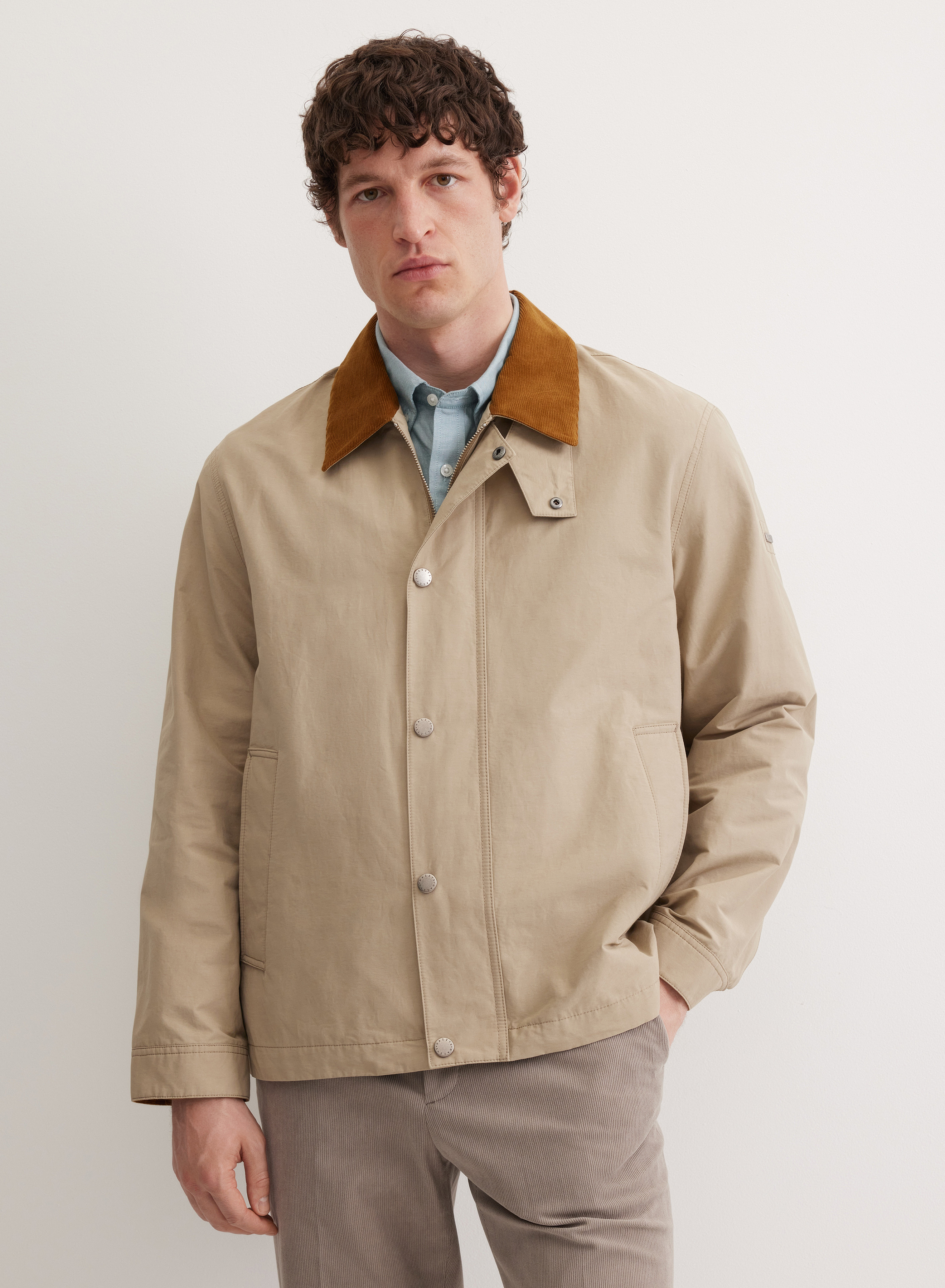 Прямая куртка с контрастным воротником и декоративной планкой на заклепках - основное изображение товара