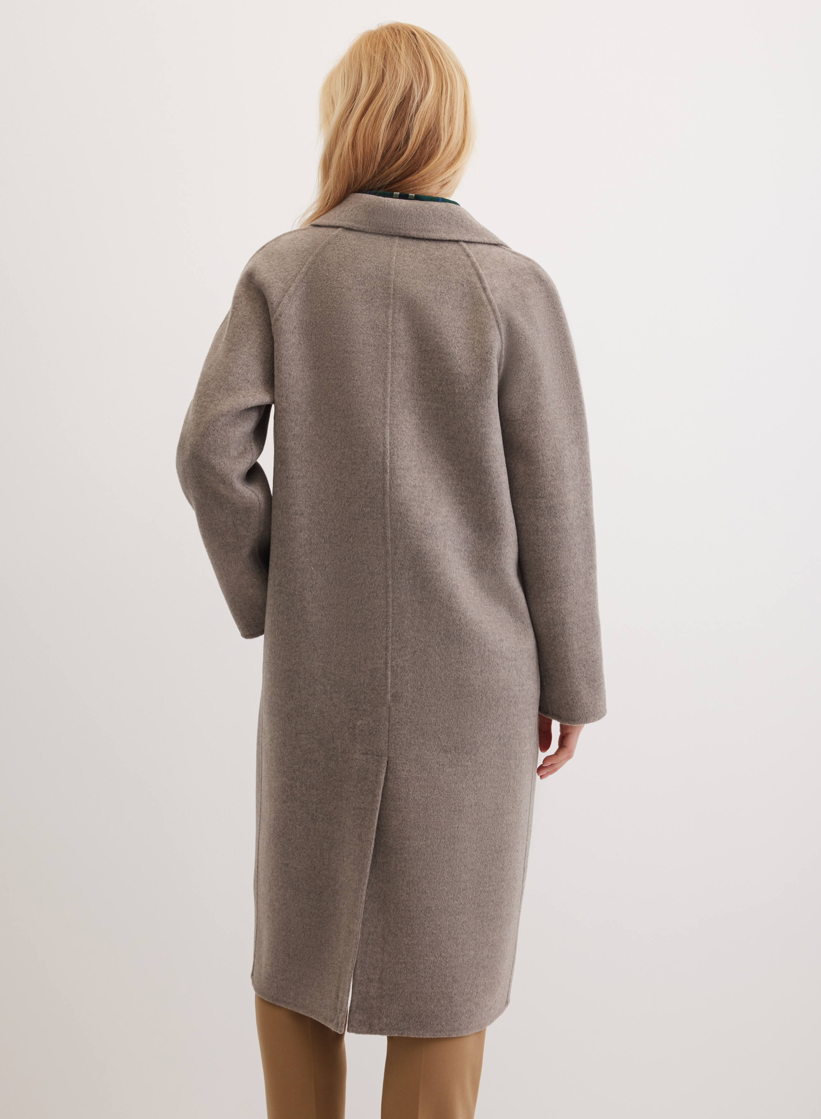 Двубортное пальто с английским воротником и шлицей - основное изображение товара