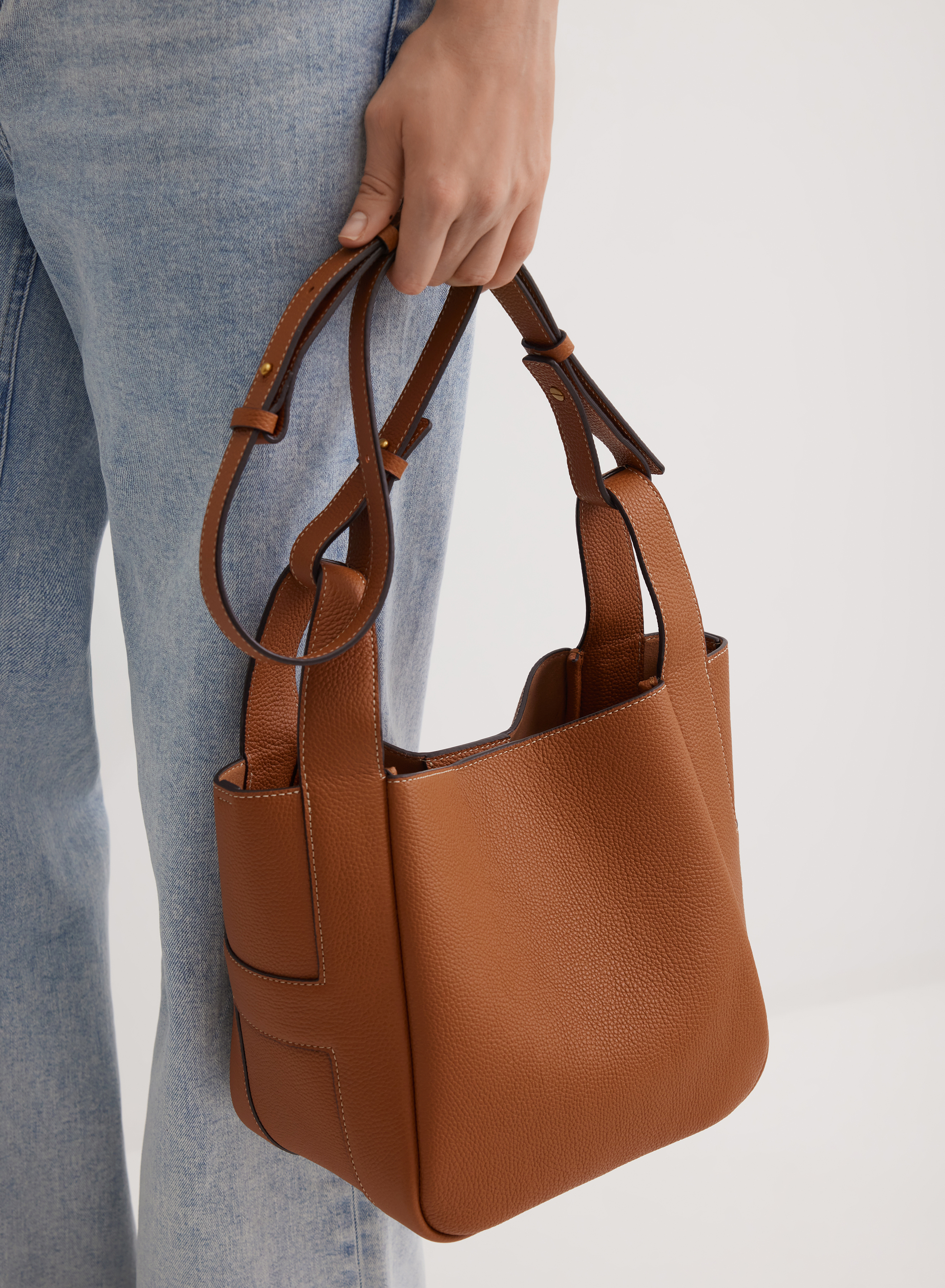 Коричневая сумка-шопер из натуральной кожи с контрастной строчкой  - основное изображение товара