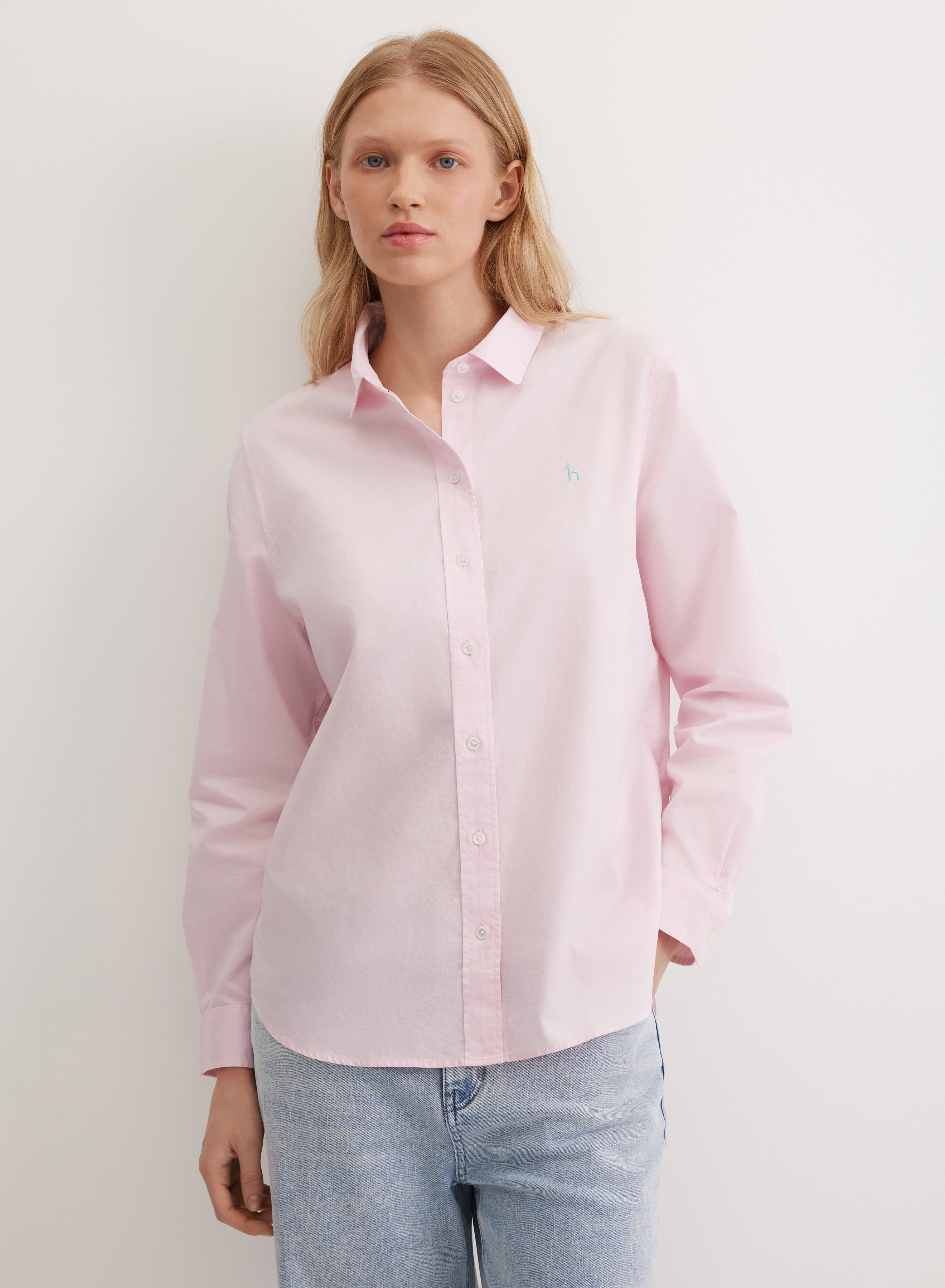 Хлопковая однотонная рубашка с контрастным логотипом бренда  - основное изображение товара