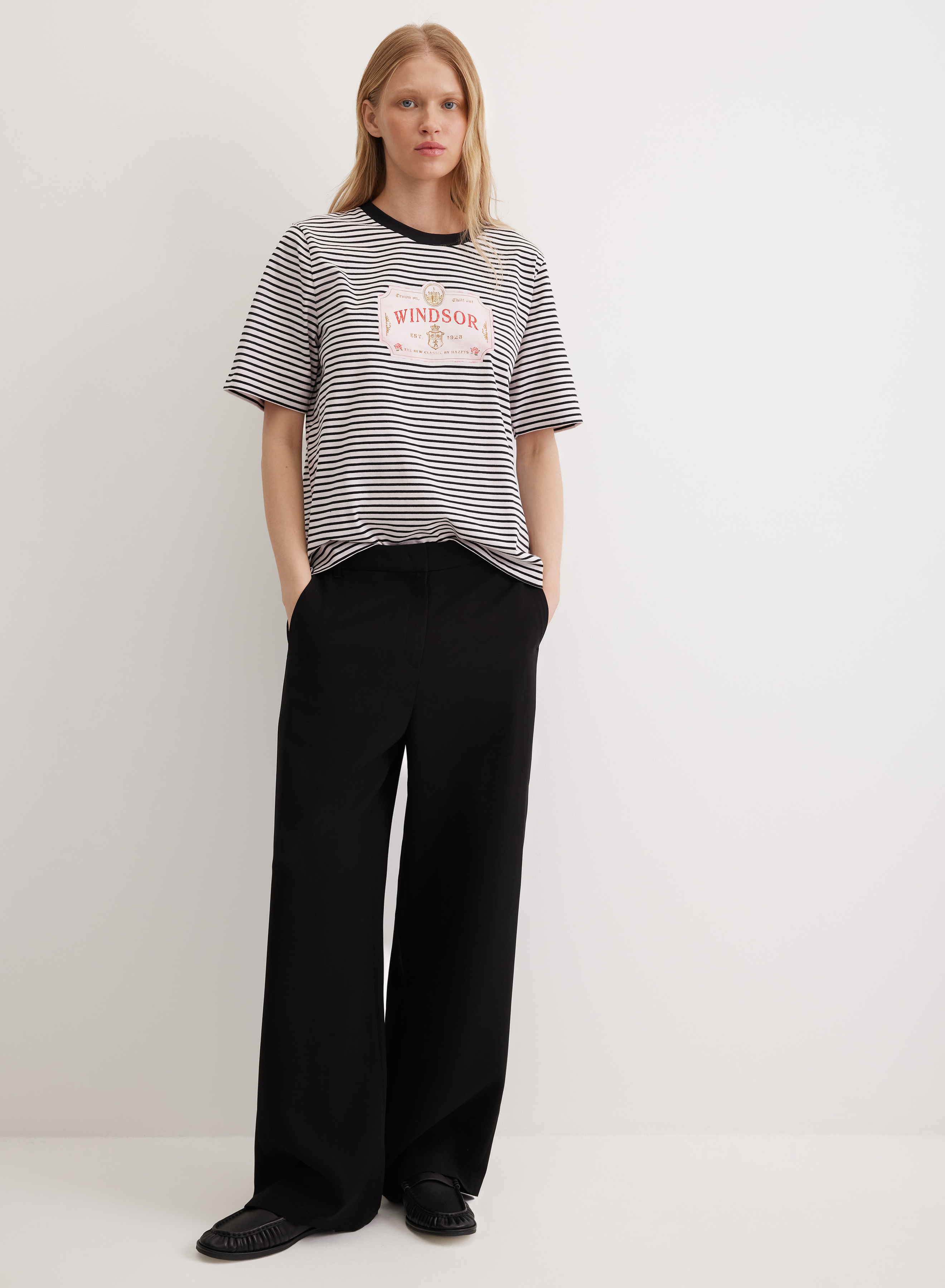 Футболка прямого кроя в полоску с дизайнерским рисунком  - основное изображение товара