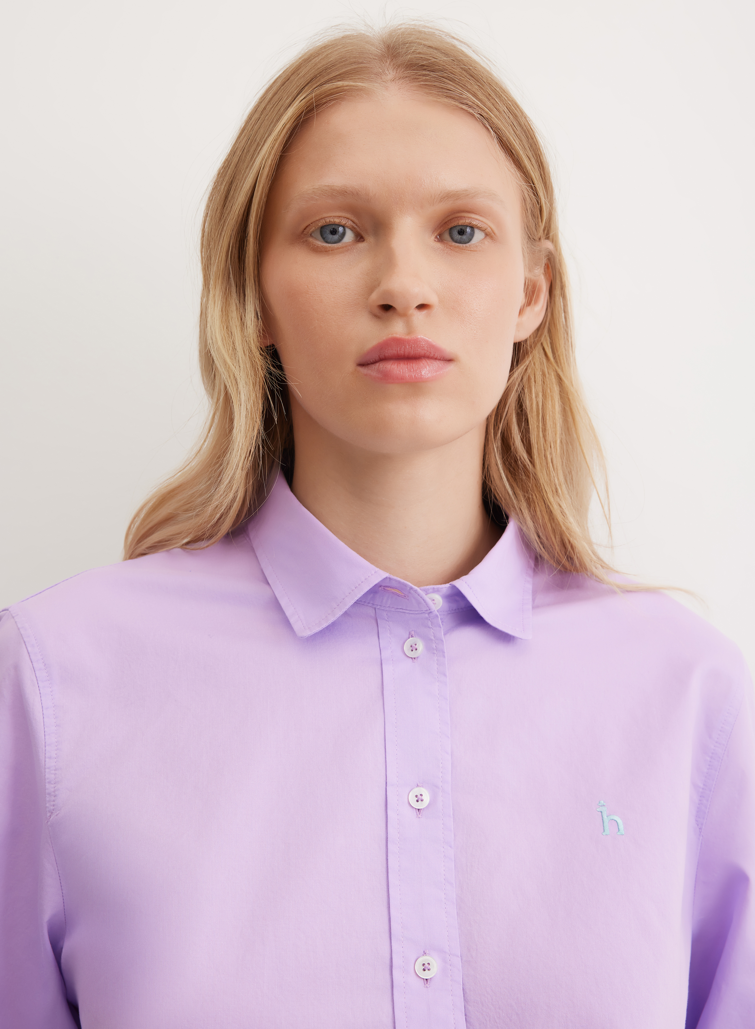 Однотонная рубашка прямого силуэта с отложным воротником  - основное изображение товара