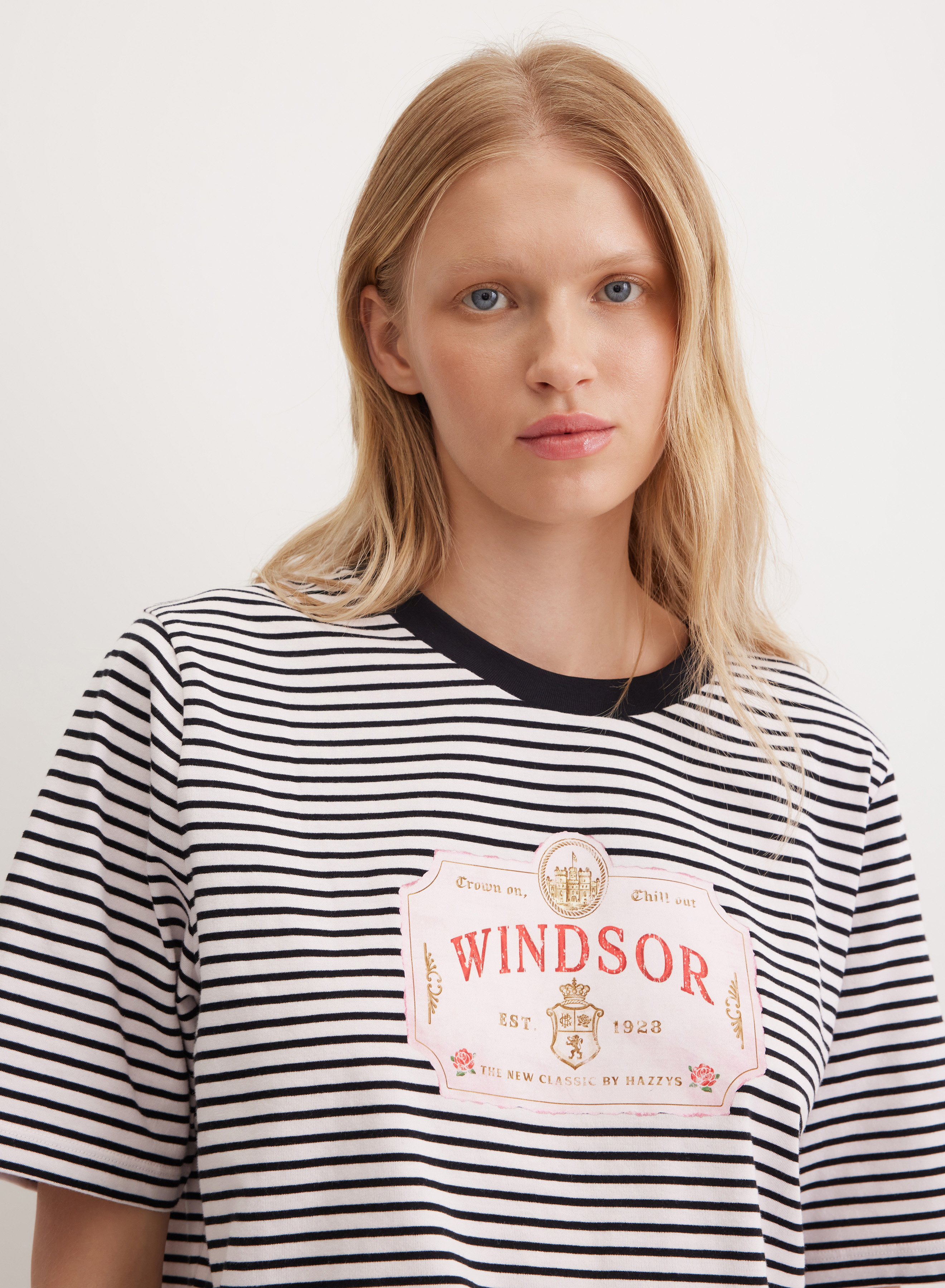 Футболка прямого кроя в полоску с дизайнерским рисунком  - основное изображение товара