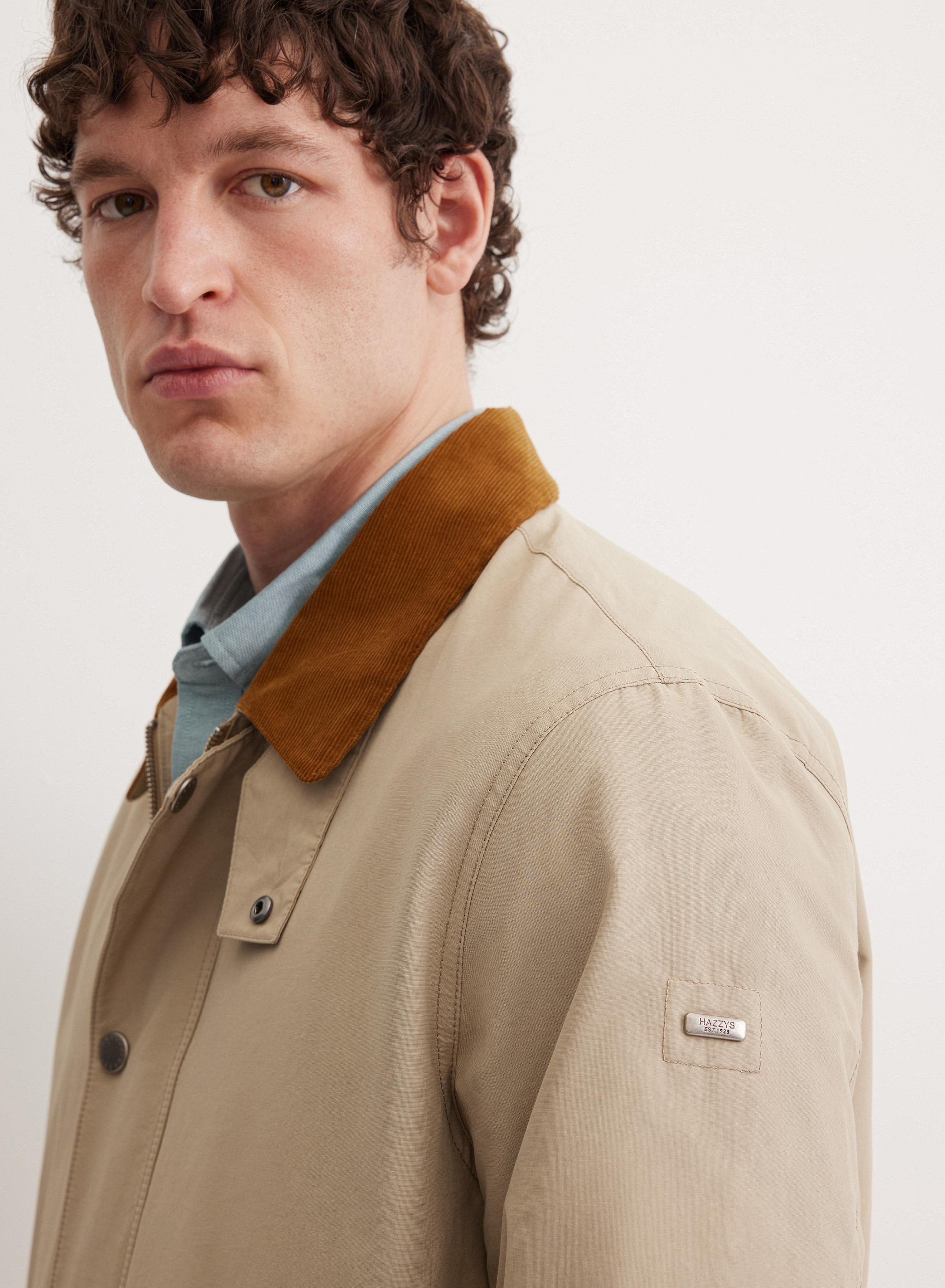 Прямая куртка с контрастным воротником и декоративной планкой на заклепках - основное изображение товара