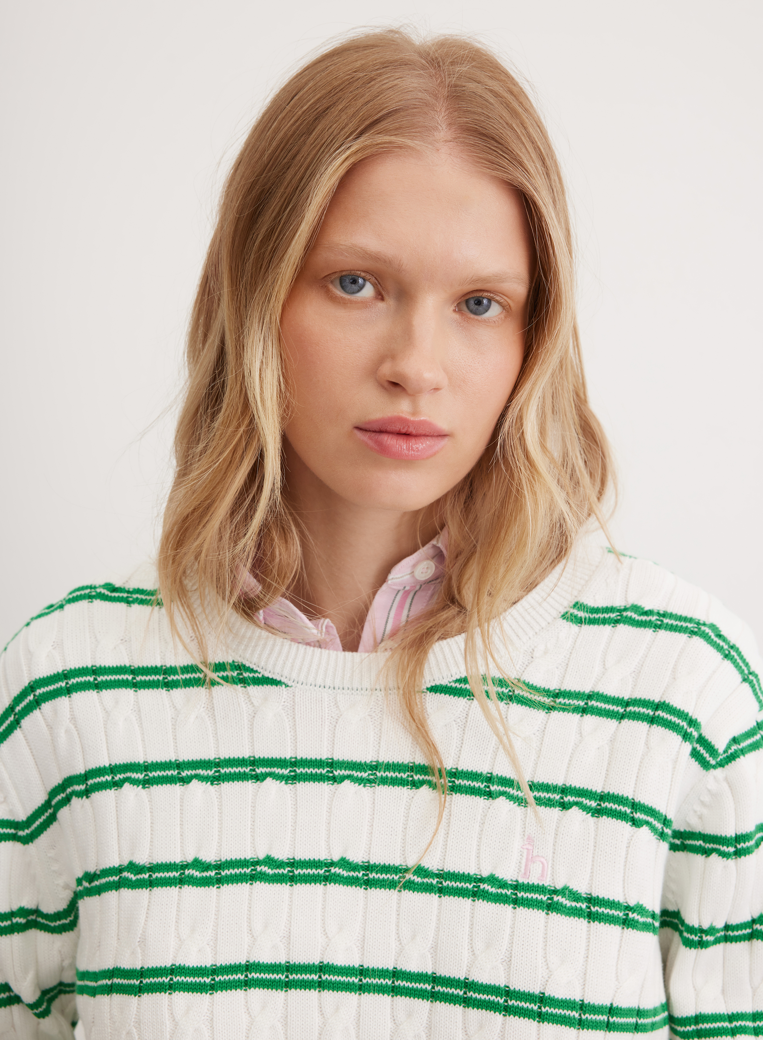 Джемпер приталенного кроя с круглой горловиной и контрастными полосами - основное изображение товара