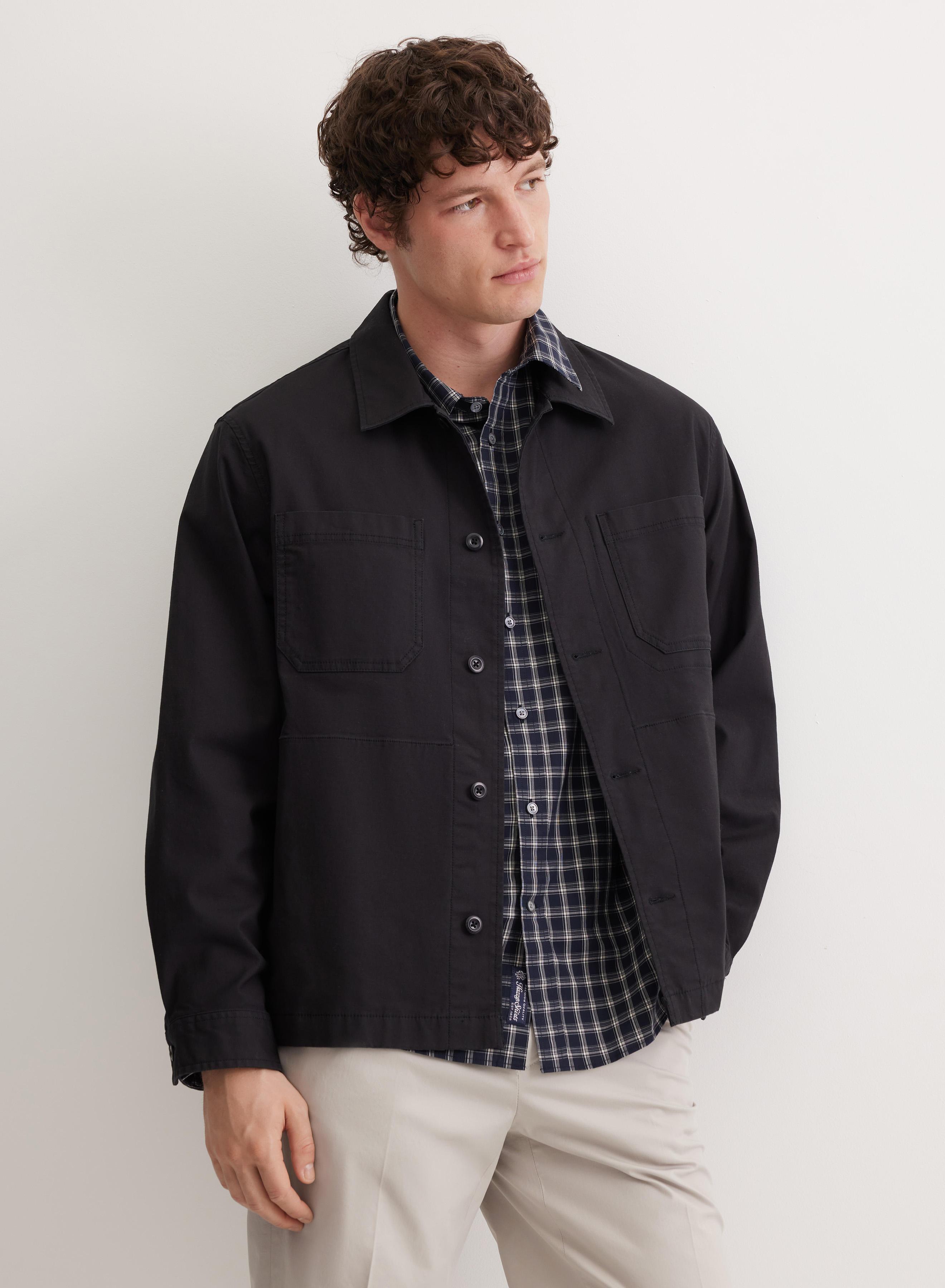 Легкая удлиненная куртка с отложным воротником и накладными карманами - основное изображение товара