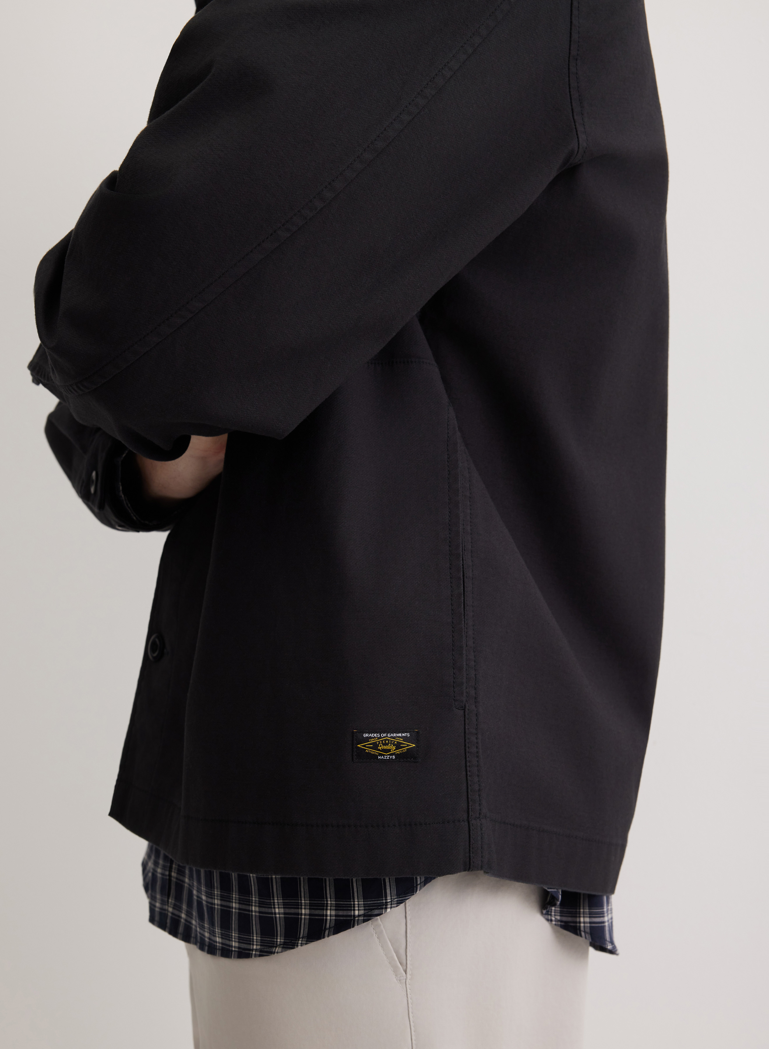 Легкая удлиненная куртка с отложным воротником и накладными карманами - основное изображение товара