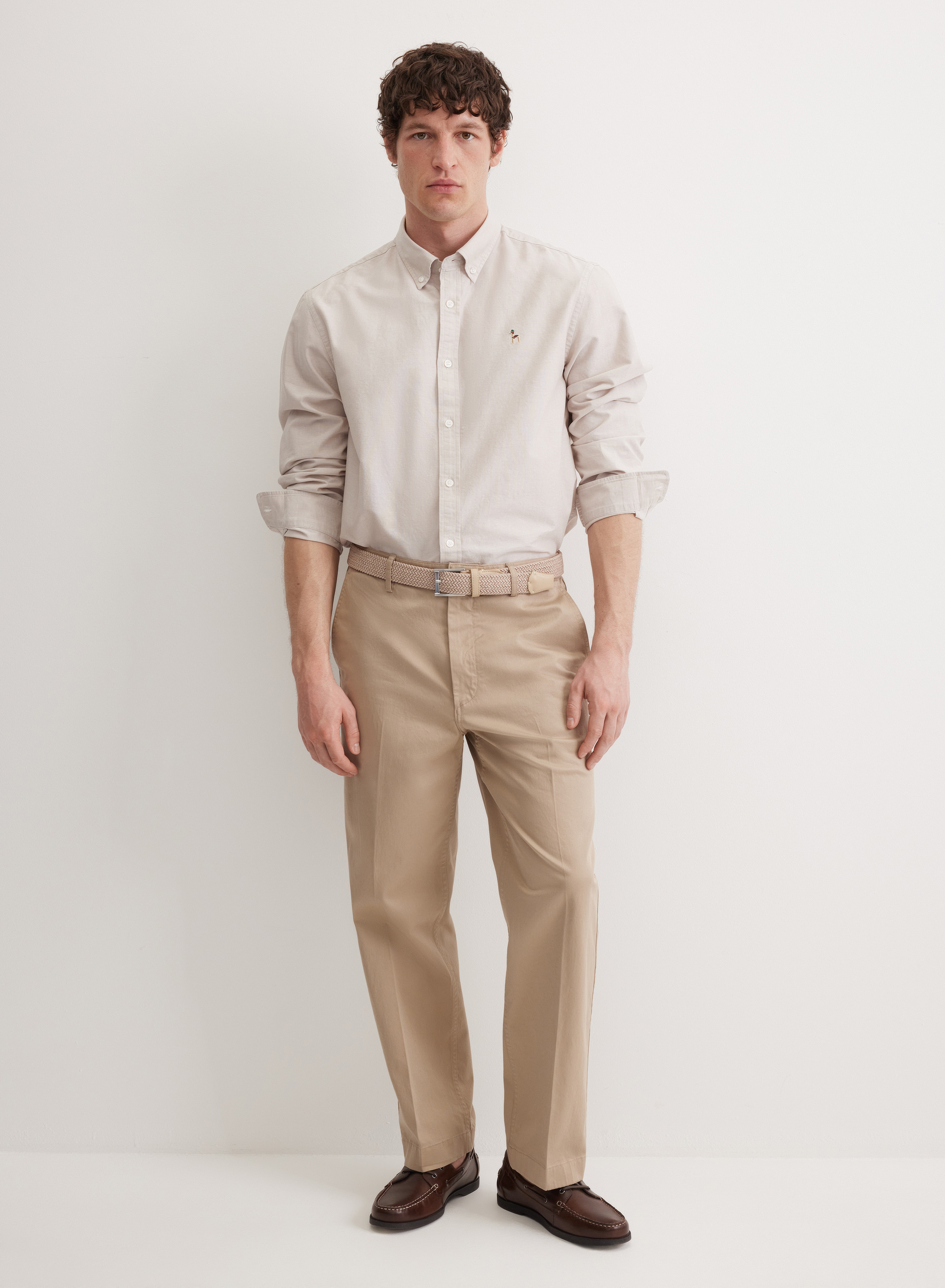 Однотонная рубашка прямого кроя с фирменной вышивкой - основное изображение товара