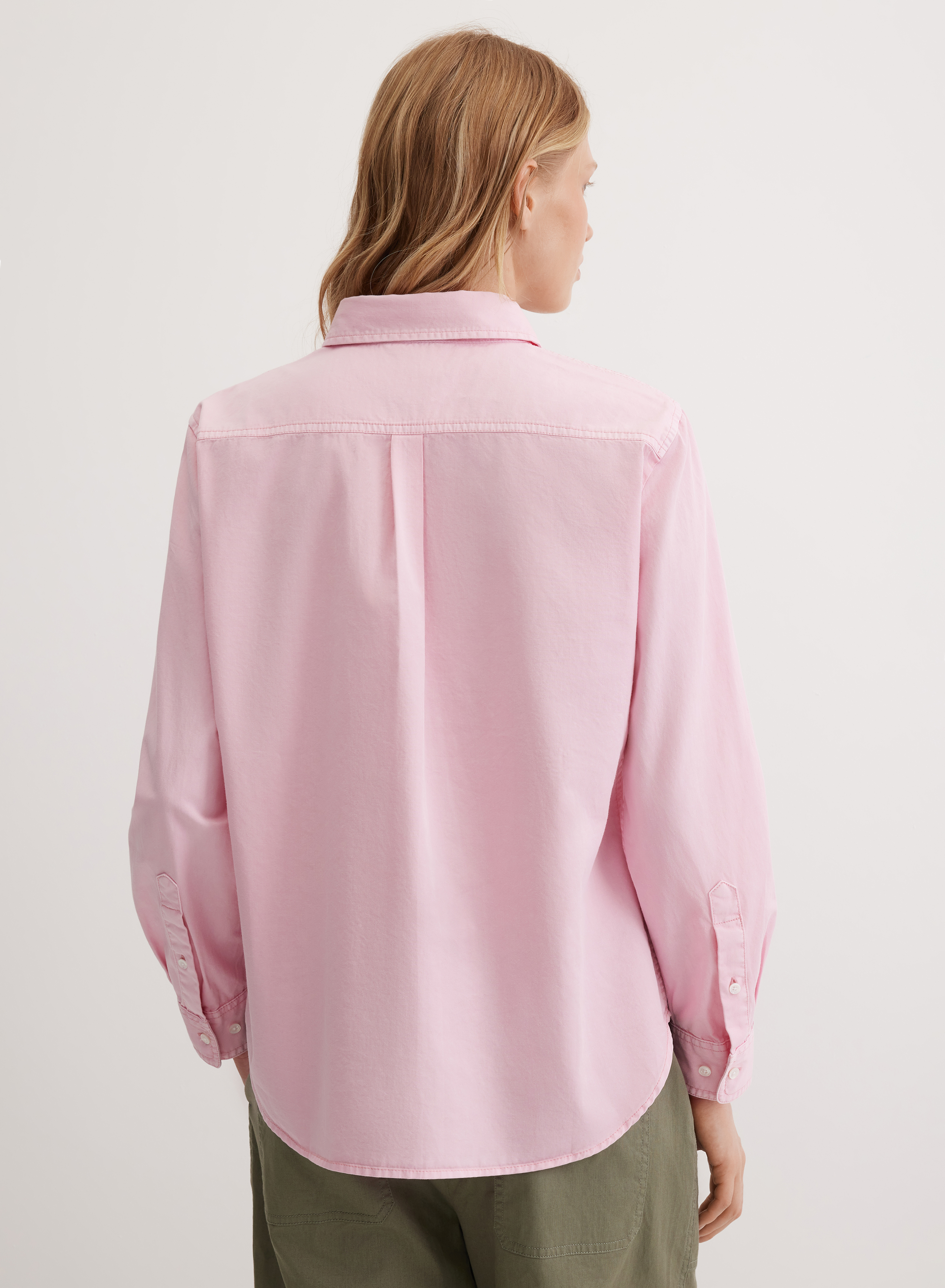 Однотонная хлопковая рубашка с контрастным логотипом бренда  - основное изображение товара