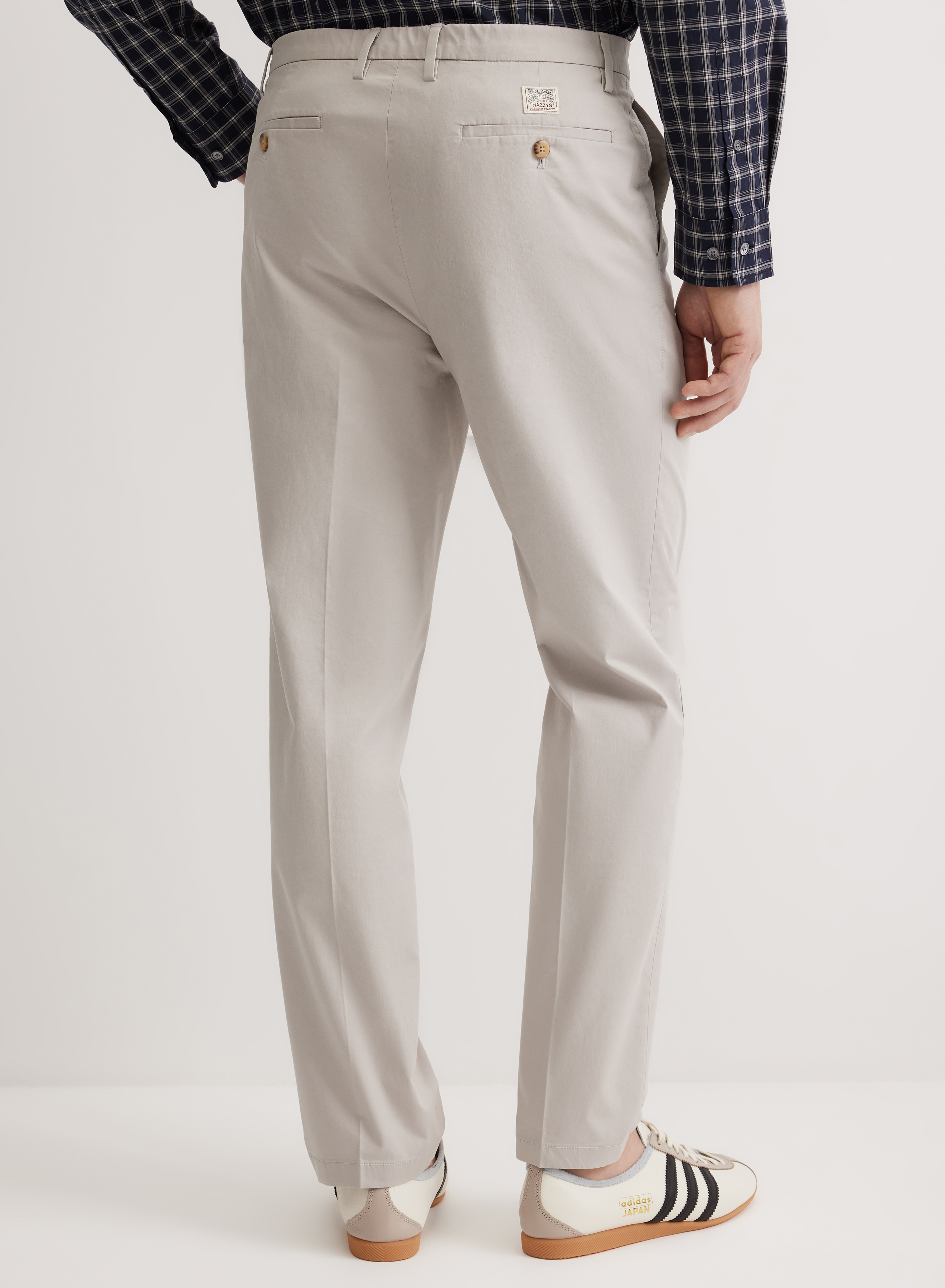 Брюки прямого кроя со стрелками и застежкой на пуговицу - основное изображение товара